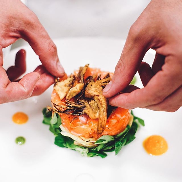 #RomoloAlCentro &ndash; Siamo andati in cucina... e lo chef stava preparando una tartare con i carciofi pazzesca! ✨