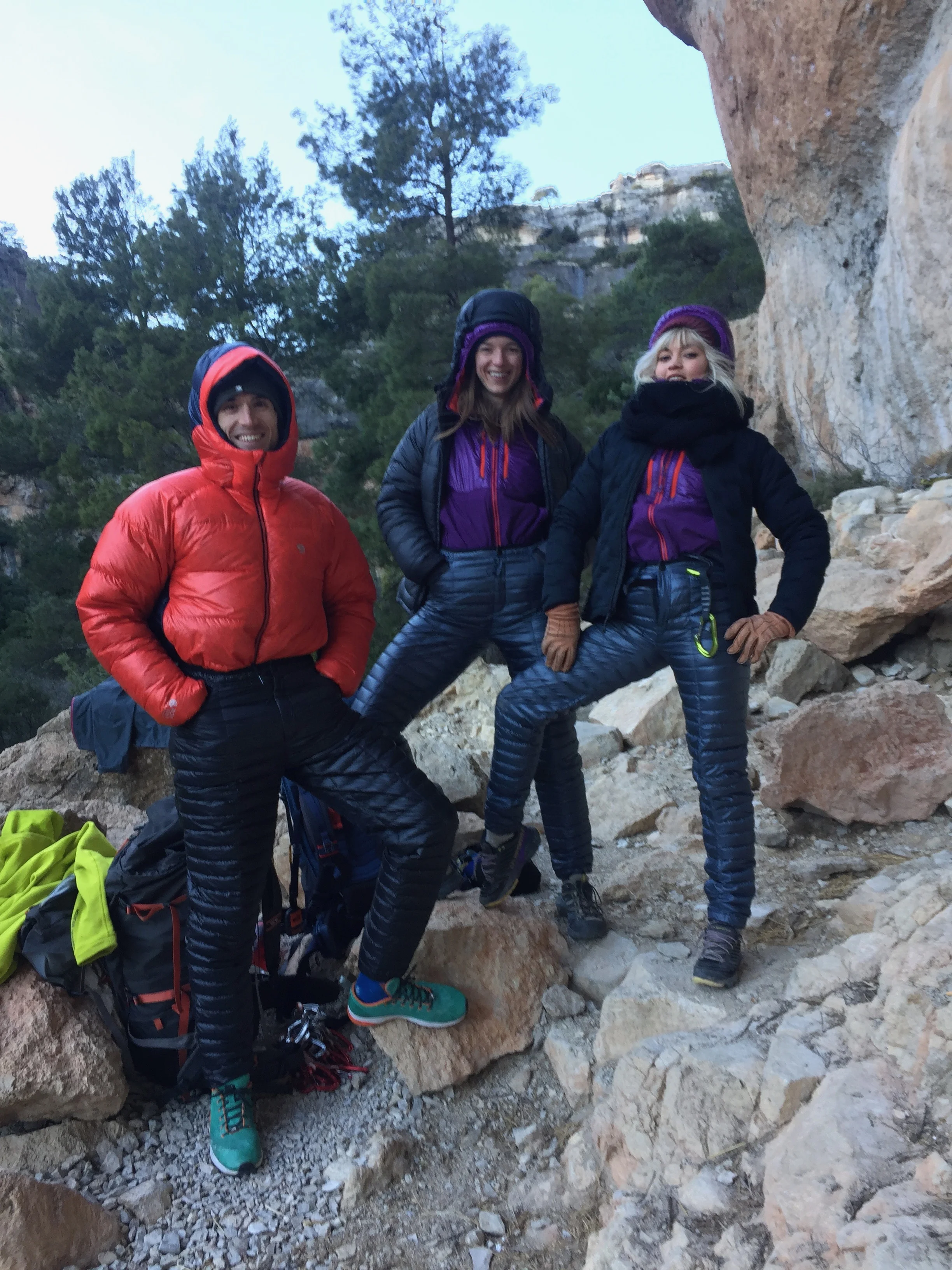 There is no really a bad weather but a bad gear or preparation (or a wrong state of mind?). Good crag company in freezing Siurana 2018! Ethan Pringle from Mountain Hardwear and Stacy from California. We are all wearing Mountain Hardwear Unisex Ghost Whisperer Downparnts which are for sure THE BEST downpants designed for climbers.