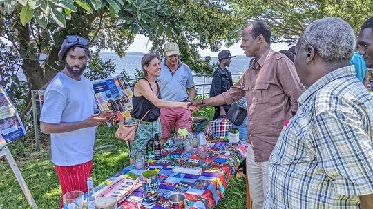 In honour of #WorldRecyclingDay, we presented our east African #plasticrevolution and the work of @plastiktalks to Prince Daudi Kintu Wasajja of the Buganda Kingdom over the weekend.

We first visited the sailing club during our Lake Victoria expedit