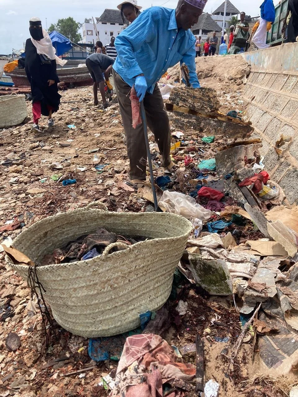 Over the weekend with our partners @earth_loveltd @ubuni_fulamu @lamuartsandtheatre and @the_swap_circle we shone a light on textile waste in Lamu and beyond. 

The event began on Saturday with a huge cleanup on the seafront in Lamu where a whole tra