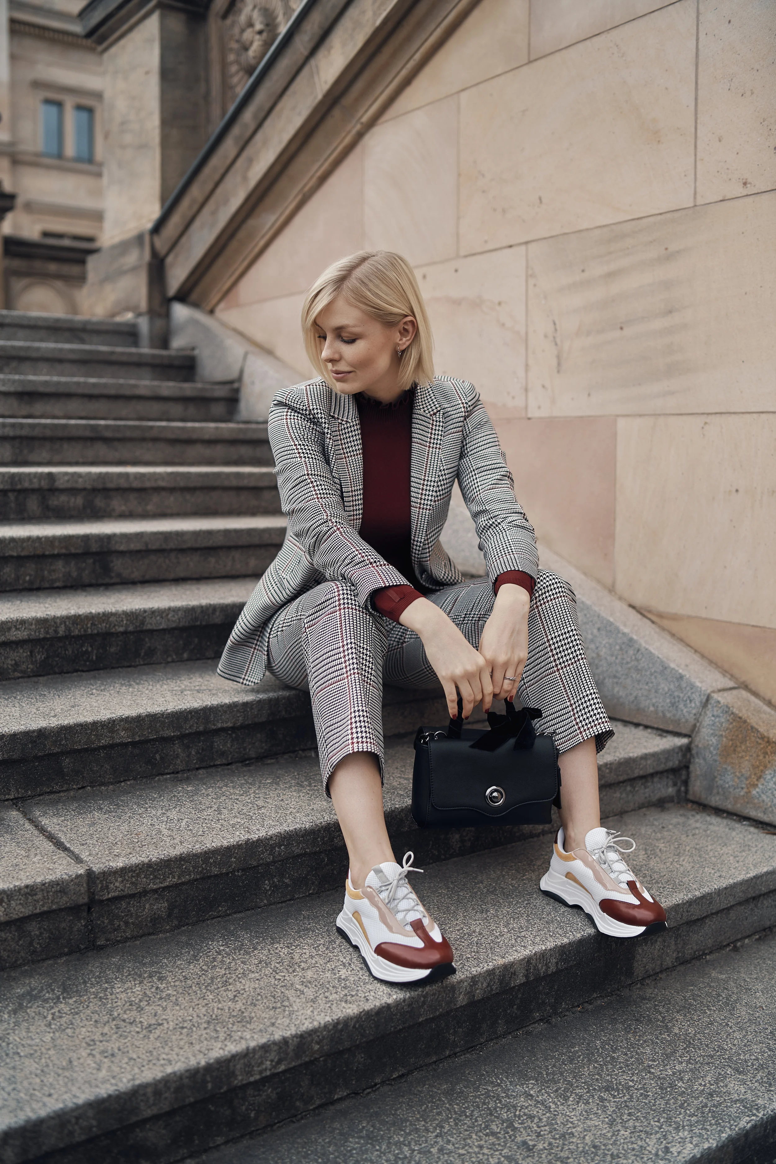 Suit it up! Glencheck-Blazer Glencheck-Hose Pullover mit Rüschen-Stehkragen Umhängetasche mit Deko-Schleife