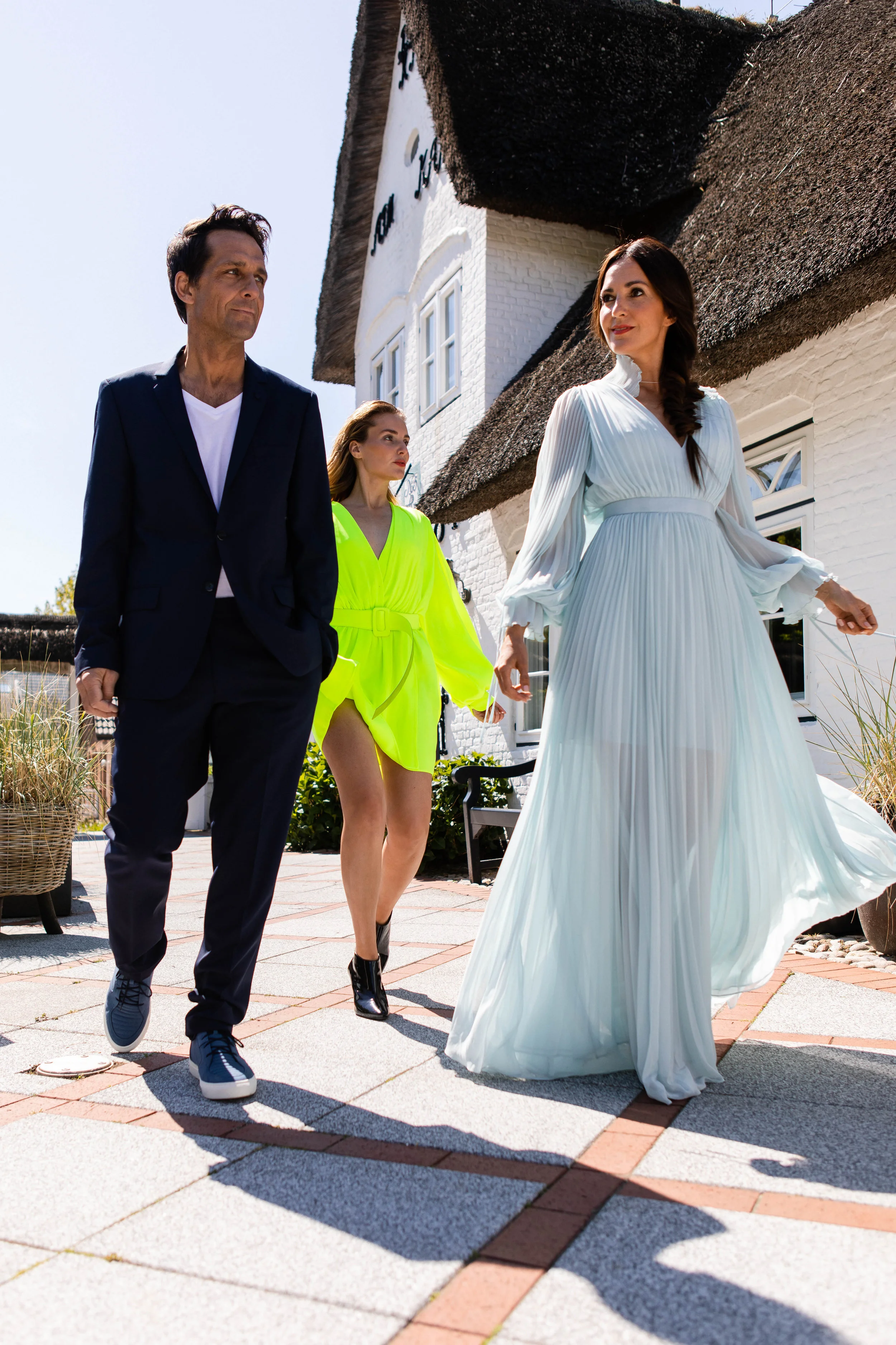 Marie trifft … Johanna Klum & Robert Seeliger Robert: Hosenanzug Karl Lagerfeld Schuhe Ekn Marie: Kleid Off-White Johanna: Kleid Self-Portrait Kette Thomas Sabo