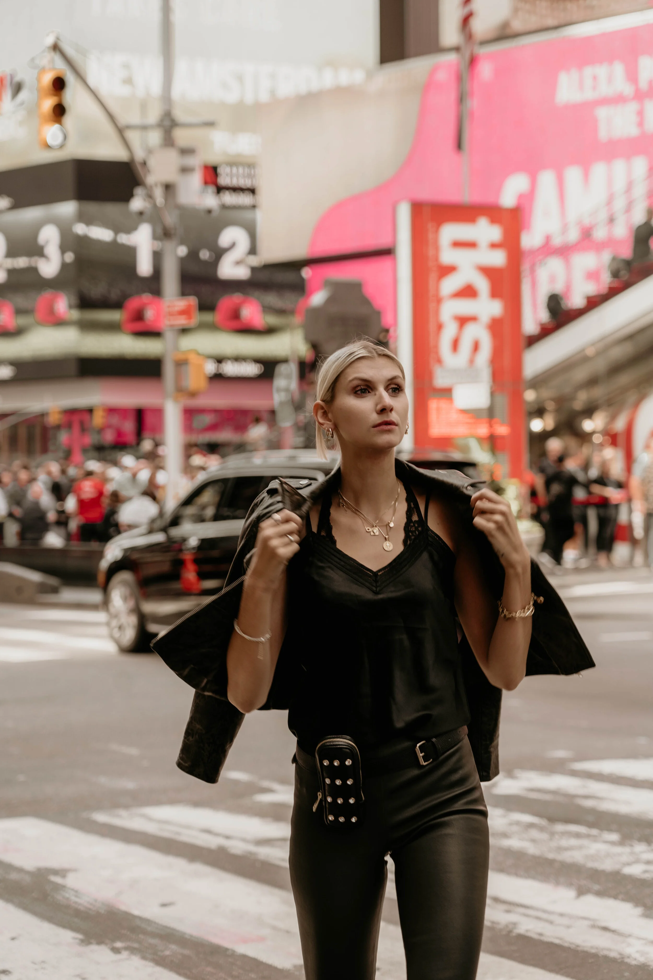 Times Square Lingerie-Top aus Satin Lederjacke im Biker-Style mit edlem Schlangen-Print Lederhose mit Stretch-Komfort Micro-Bag