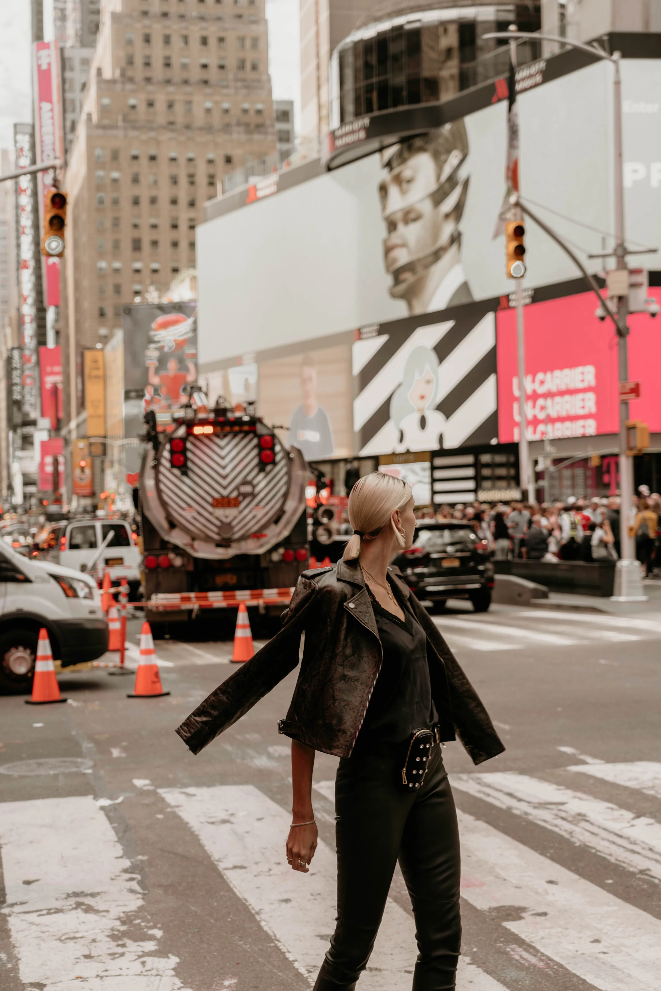 Times Square Lingerie-Top aus Satin Lederjacke im Biker-Style mit edlem Schlangen-Print Lederhose mit Stretch-Komfort Micro-Bag