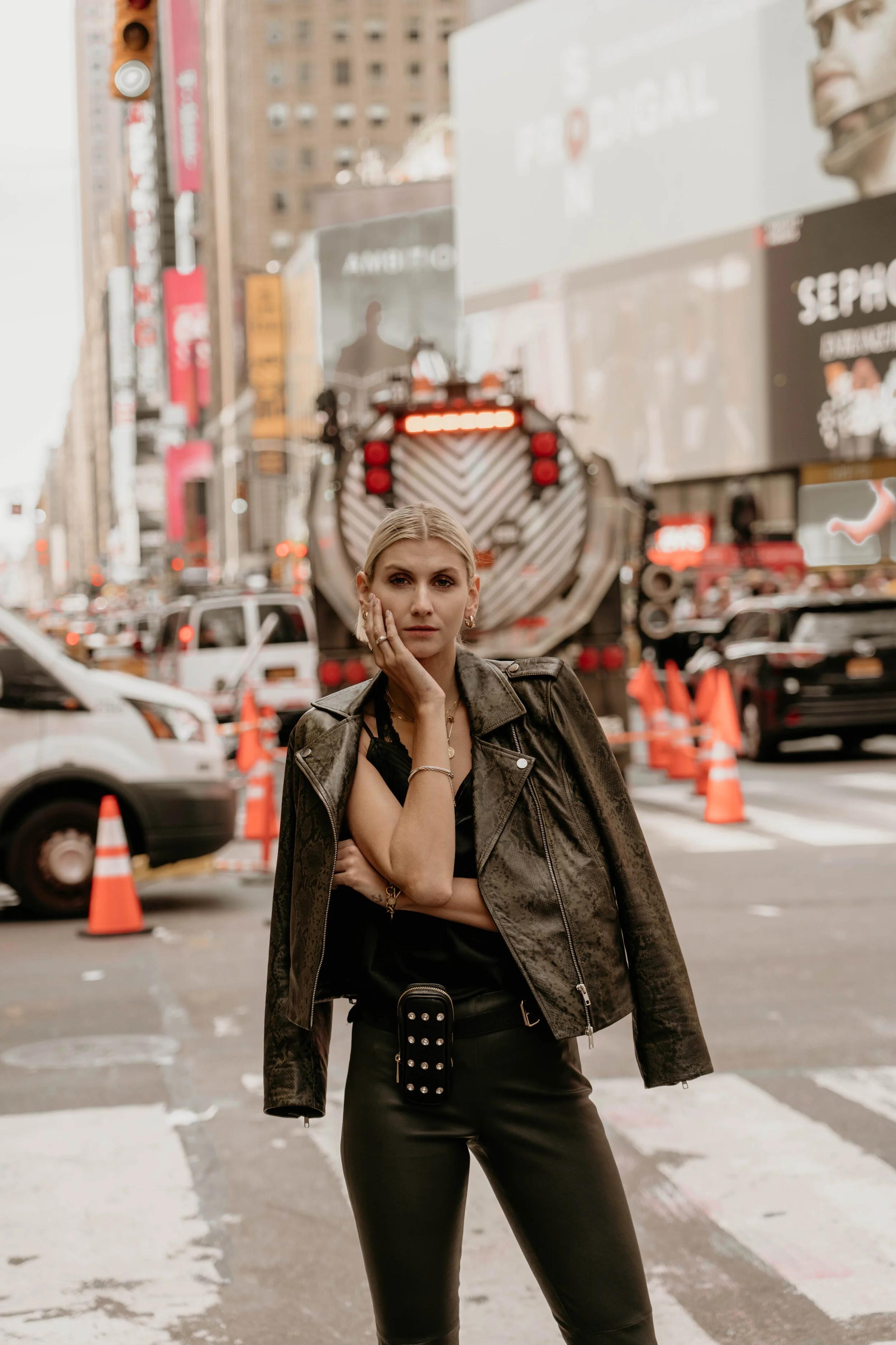 Times Square Lingerie-Top aus Satin Lederjacke im Biker-Style mit edlem Schlangen-Print Lederhose mit Stretch-Komfort Micro-Bag