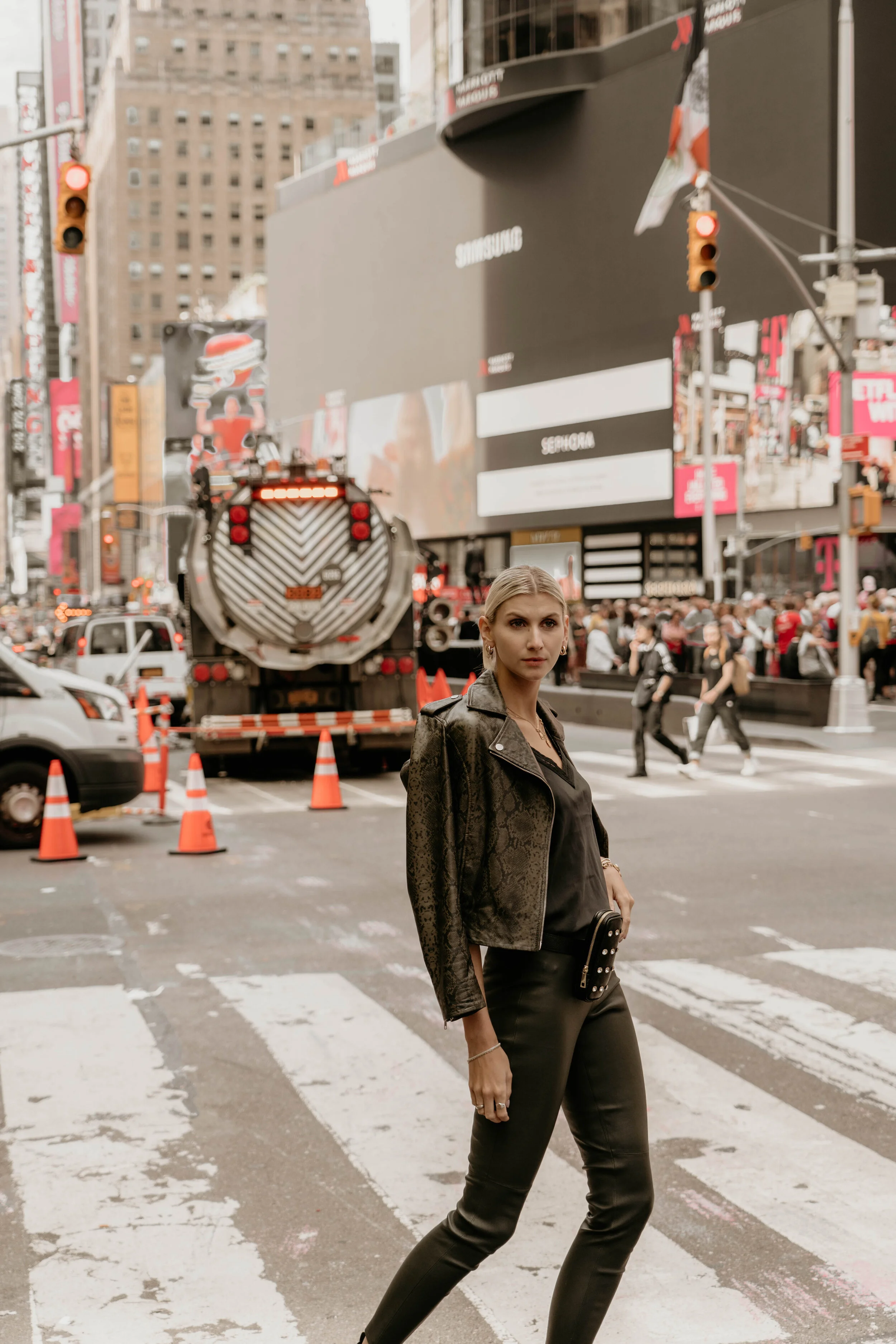 Times Square Lingerie-Top aus Satin Lederjacke im Biker-Style mit edlem Schlangen-Print Lederhose mit Stretch-Komfort Micro-Bag