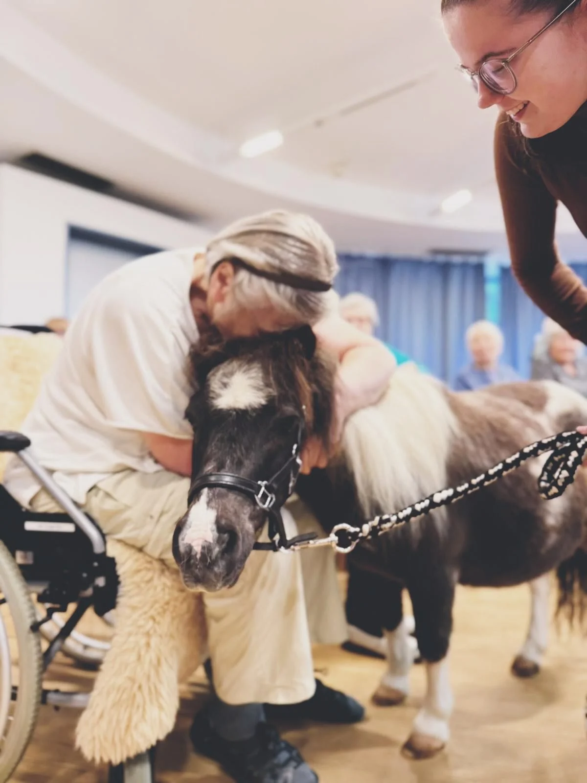 Gl&uuml;cksmomente mit @herzens.lichter 

zum 3. mal konnten sich die Bewohner:innen in einem Seniorenheim auf tierischen Besuch freuen.

Mit meinem Projekt @herzens.lichter engagiere ich mich ehrenamtlich &amp; schenke der &auml;lteren Generation in