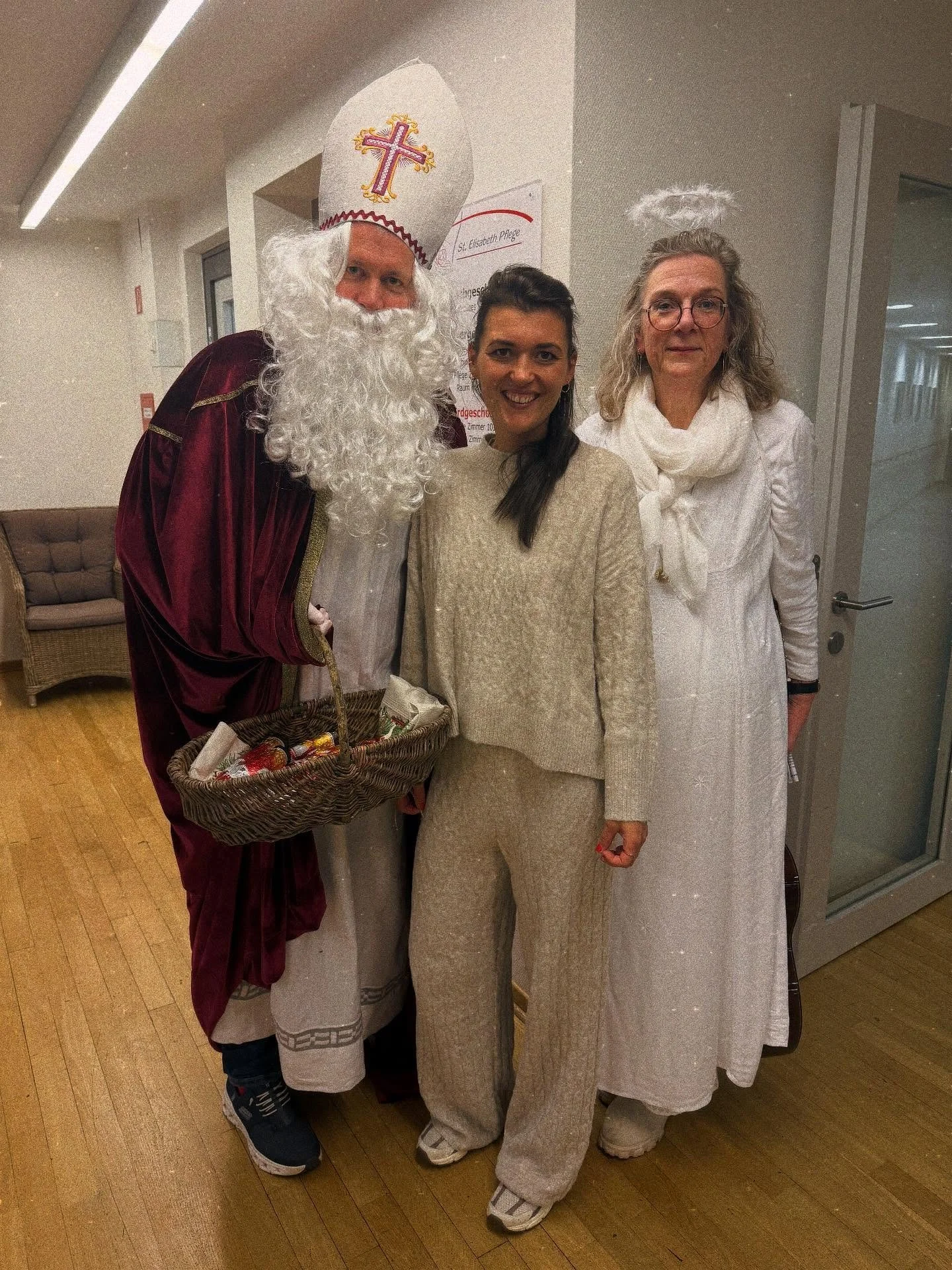 Es war mir eine gro&szlig;e Freude Euch alle Lieben wieder zu sehen! Die diesj&auml;hrige Weihnachtszeit wird anders ohne Omi ❤️ die @herzens.lichter leuchten weiter. 

Danke f&uuml;r all euren Support, den Zuspruch und in diesem Jahr auch finanziell