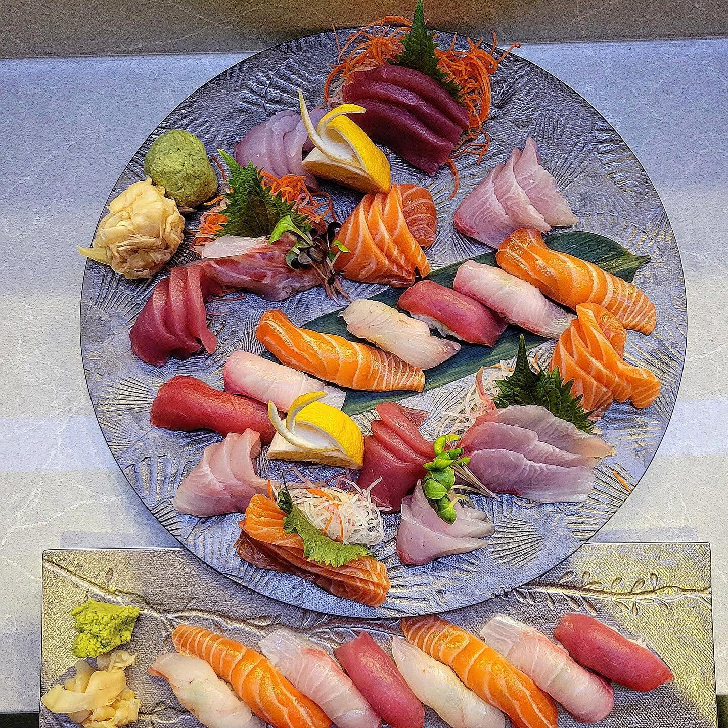 Again so simple yet delicious! Nigiri (with sushi rice and wasabi paste) or sashimi (slices of fish)! 😋🍣😋 Have a delicious and delightful day! 
.
.
.
.
.
.
.
.
#bluefineagleview #eagleviewsushi #extonsushi #delightful #🍣 #instafoods #foodstyling 