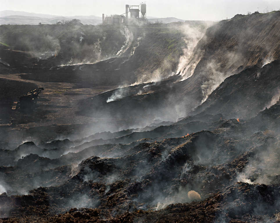 Edward Burtynsky considers a petroleum-drunk world in 'Oil' - Las