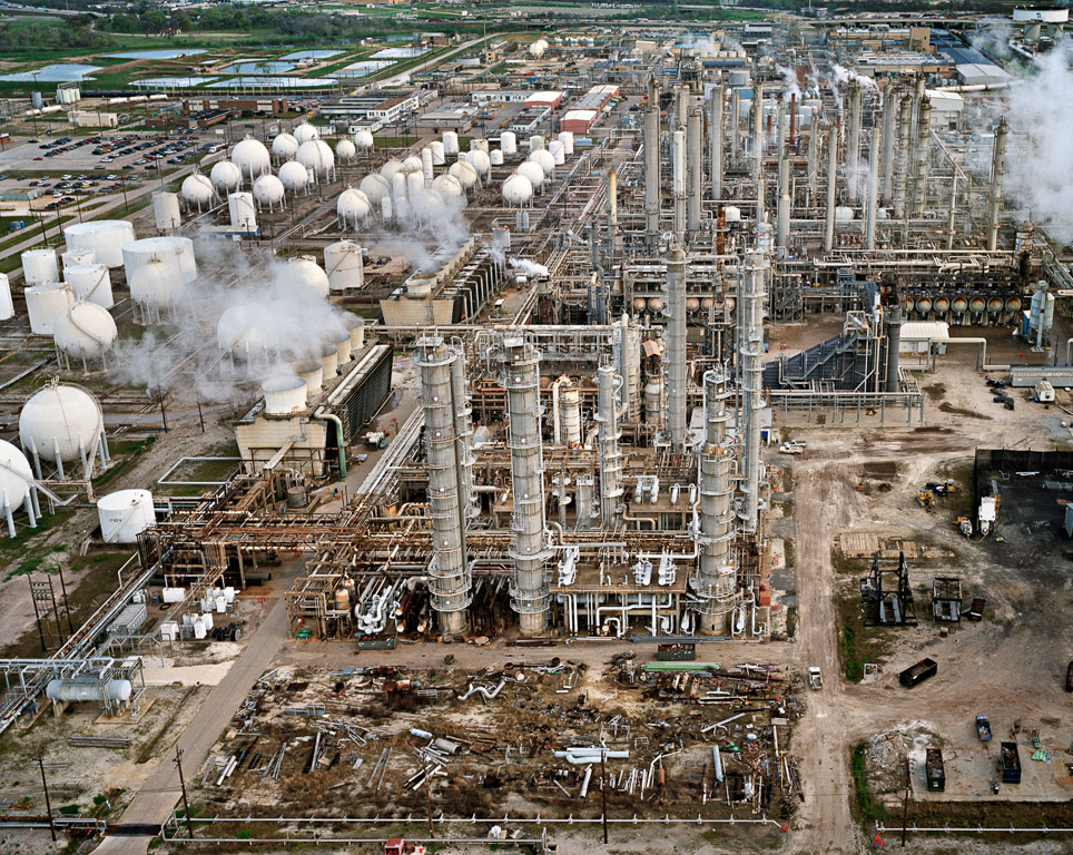 Edward Burtynsky considers a petroleum-drunk world in 'Oil' - Las