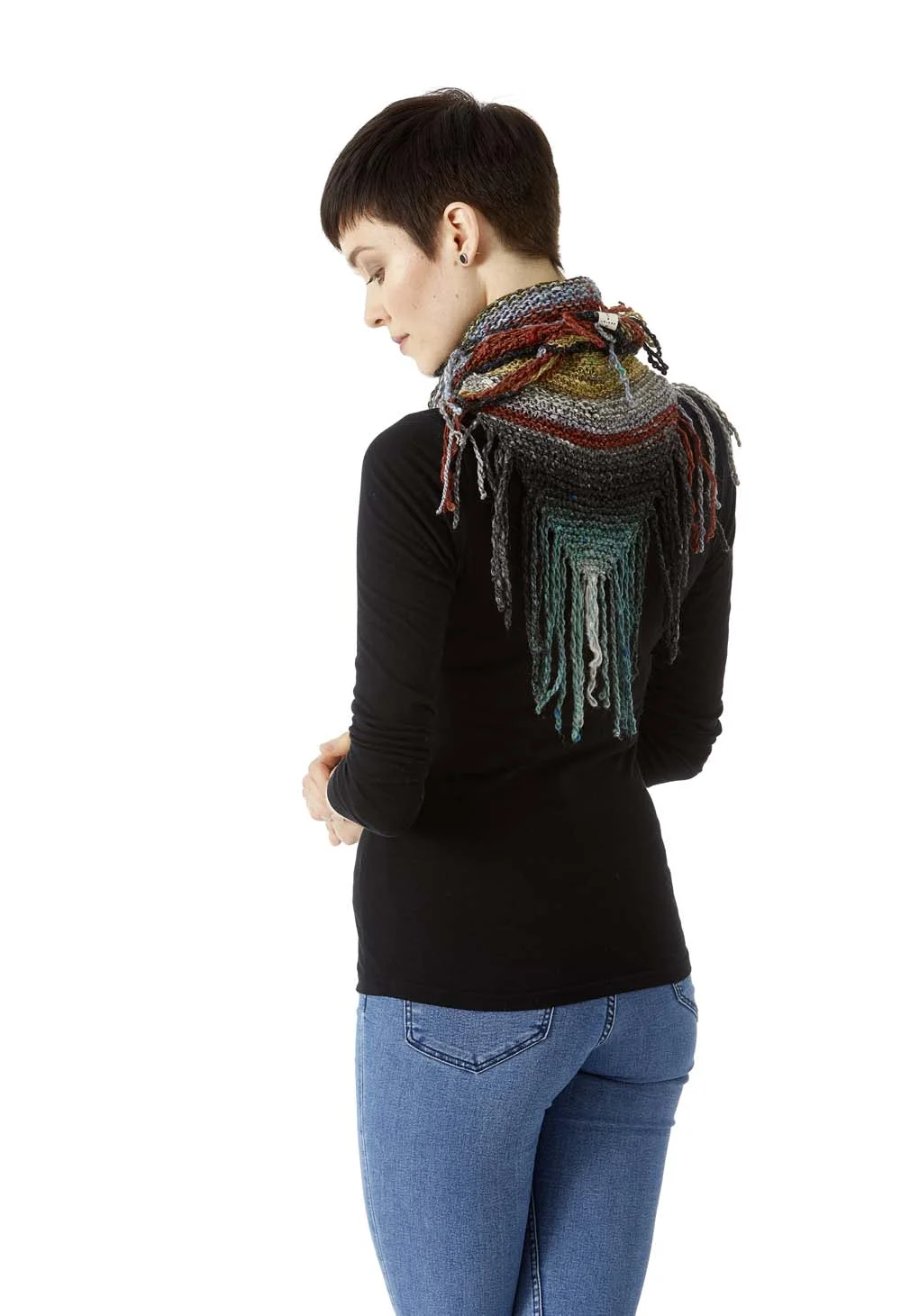 Blues_sjal_sjalmedfrynser_loebemaskerfrynser_haandstrik_lottekjaerdesign_4a.jpg