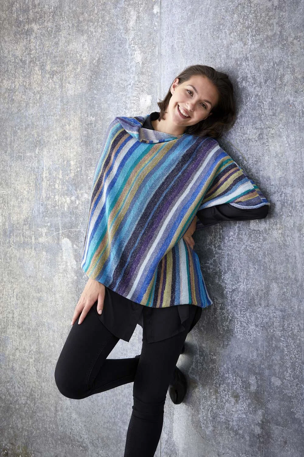 Stine_poncho_unikastrik_lottekjaerdesign_blaa_10a.jpg