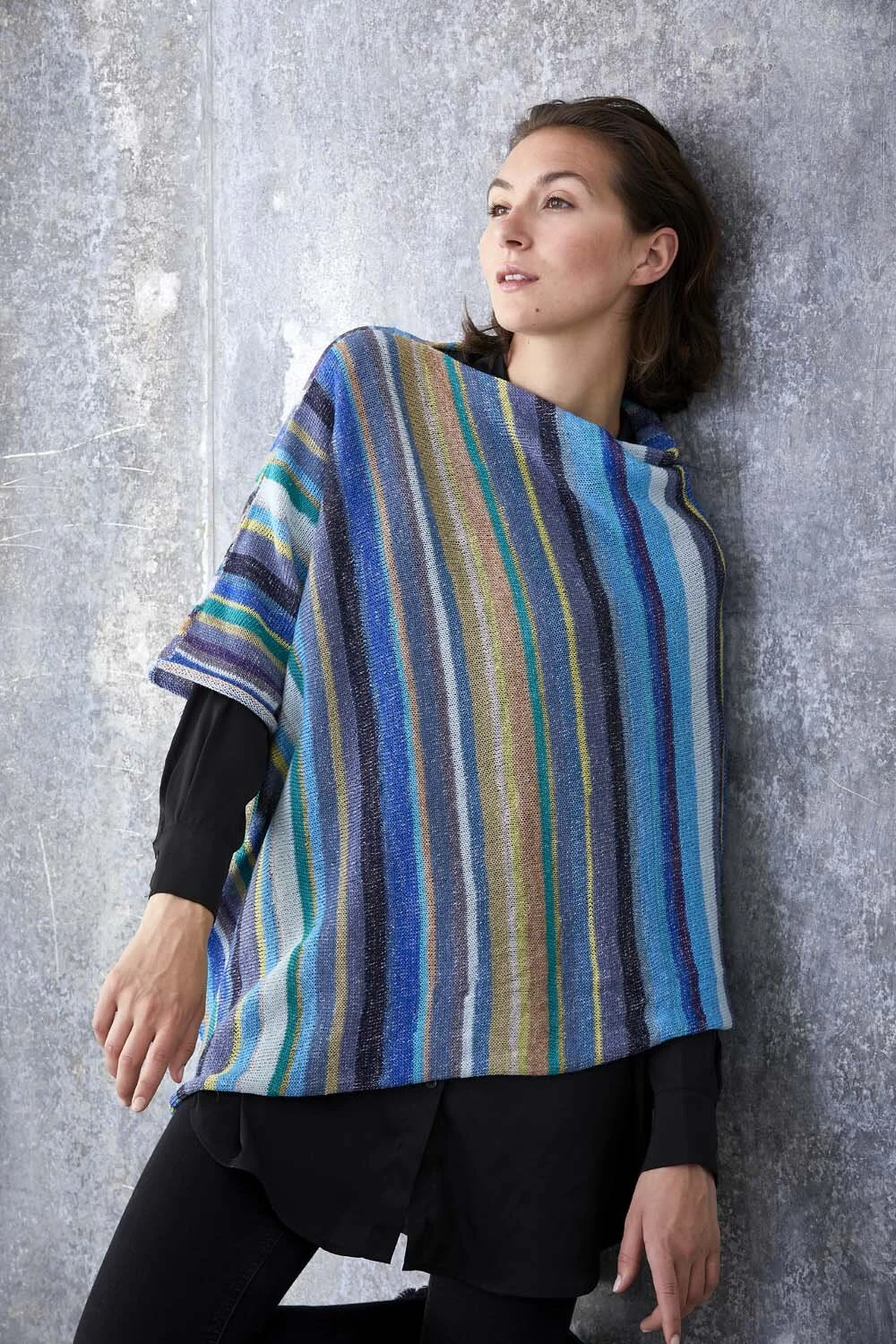 Stine_poncho_unikastrik_lottekjaerdesign_blaa_1a.jpg