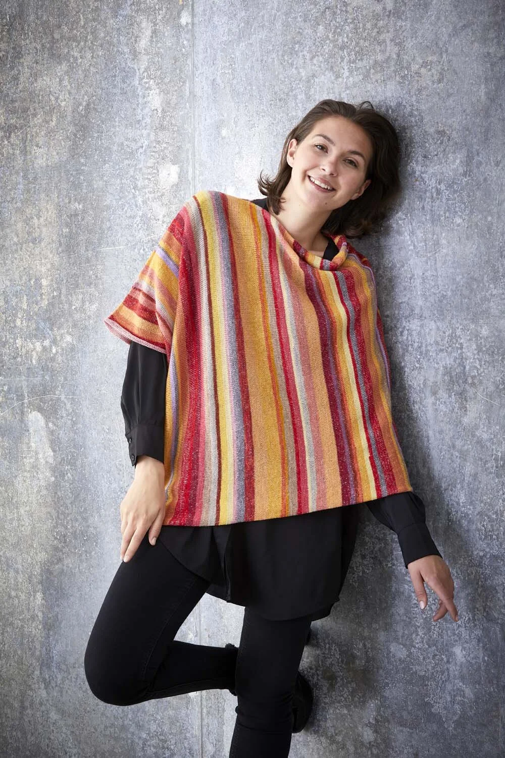 Stine_poncho_unikastrik_lottekjaerdesign_roed_4a.jpg