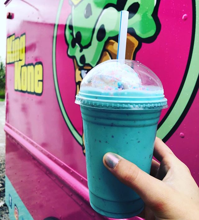 The ☀️ came out for about an hour this past weekend and with today being Monday a Cotton Candy Shake might be just what ya need to start the work/school week! 🍦👑