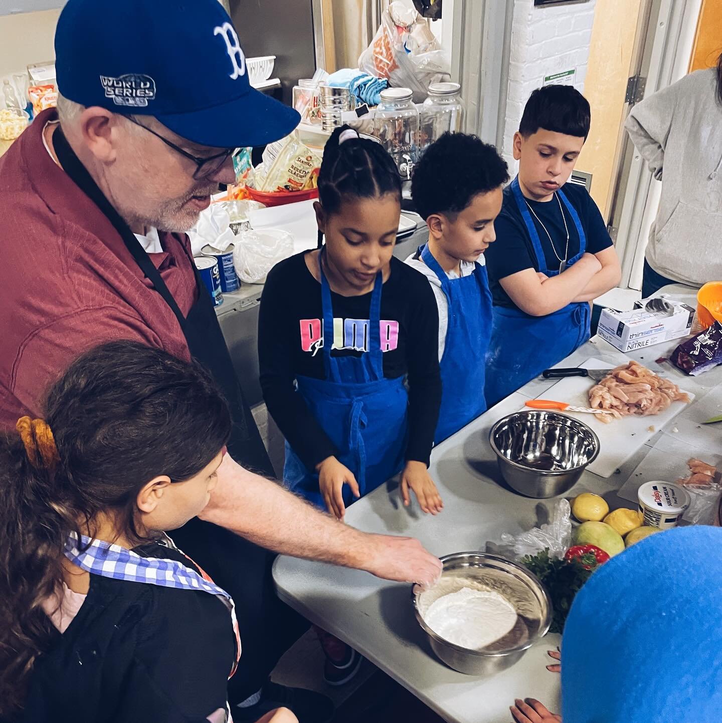 Students from Parker Elementary put their culinary skills to the test by making Breaded Chicken Tenders and Black Bean Mango Salad with Chef Devin Byrnes, owner of Destination Soups! Thanks so much Devin for teaching our young chefs 🍗🥗! #FoodforTho