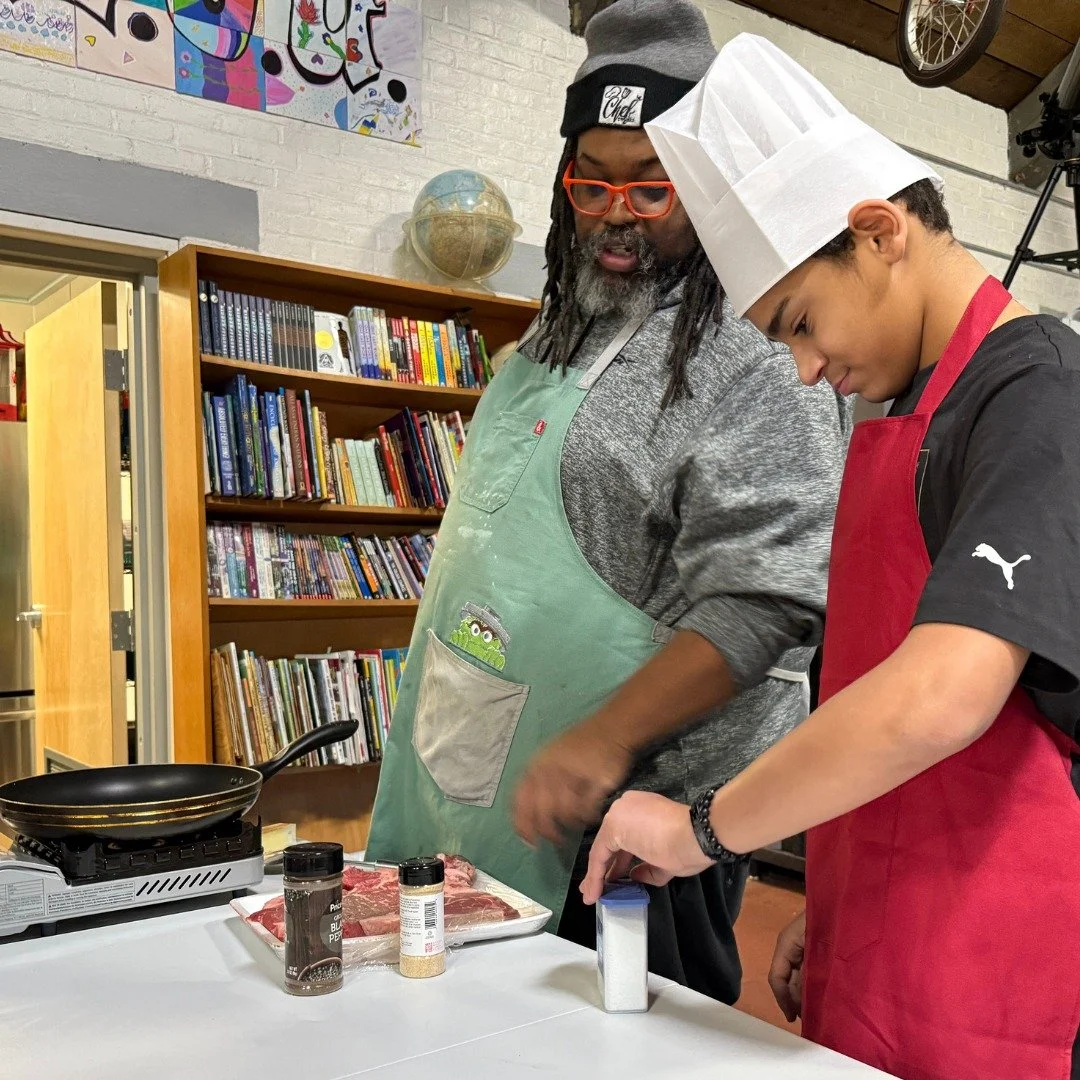 We kicked off our Food For Thought cooking program with youth from @newbedfordpublicschools, and the kitchen was buzzing! 🍽️🔥 When participants said they wanted to learn how to make mac &amp; cheese and steak, guest chef Brandt Nimtz of @chefsmalls