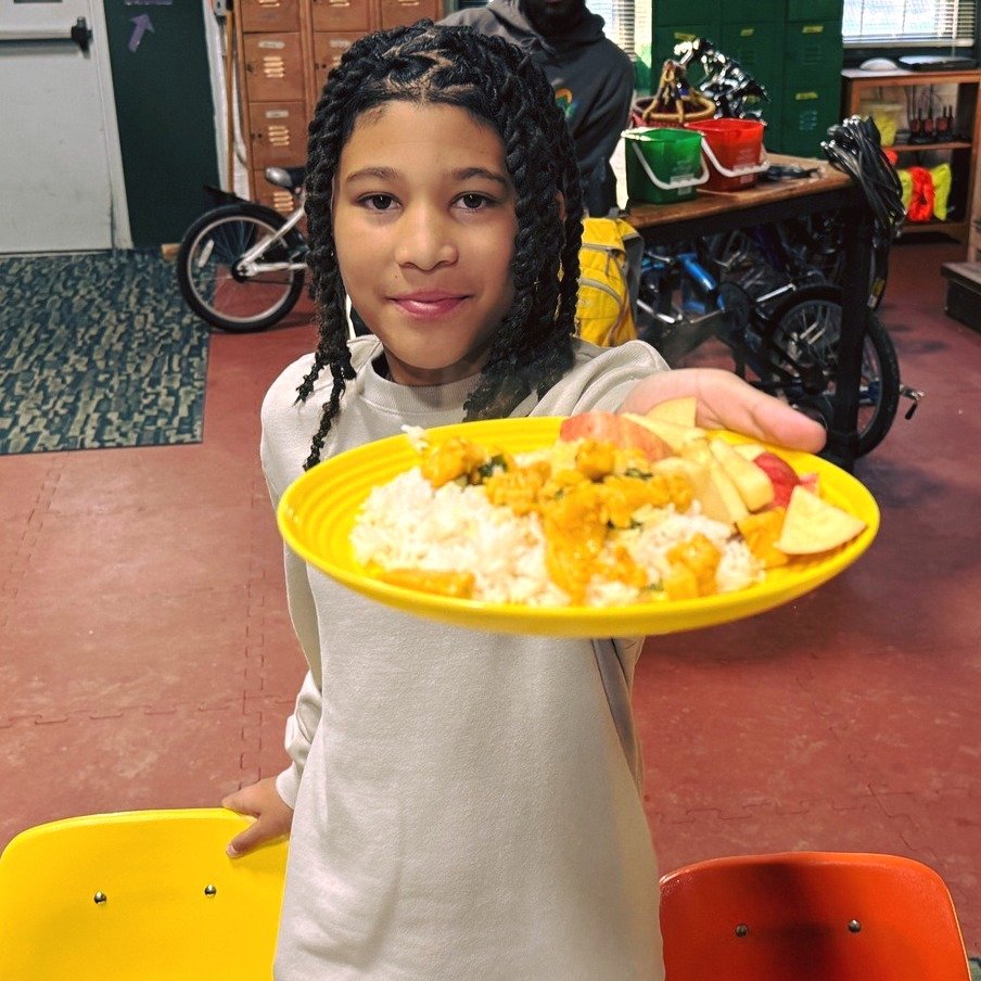 Today, our @newbedfordpublicschools participants had a special visit from a familiar friend&mdash;guest chef and teacher, Maegan DaRosa! 👩&zwj;🍳

Under her guidance, our participants cooked up a local favorite: Chicken Mozambique. When it came time
