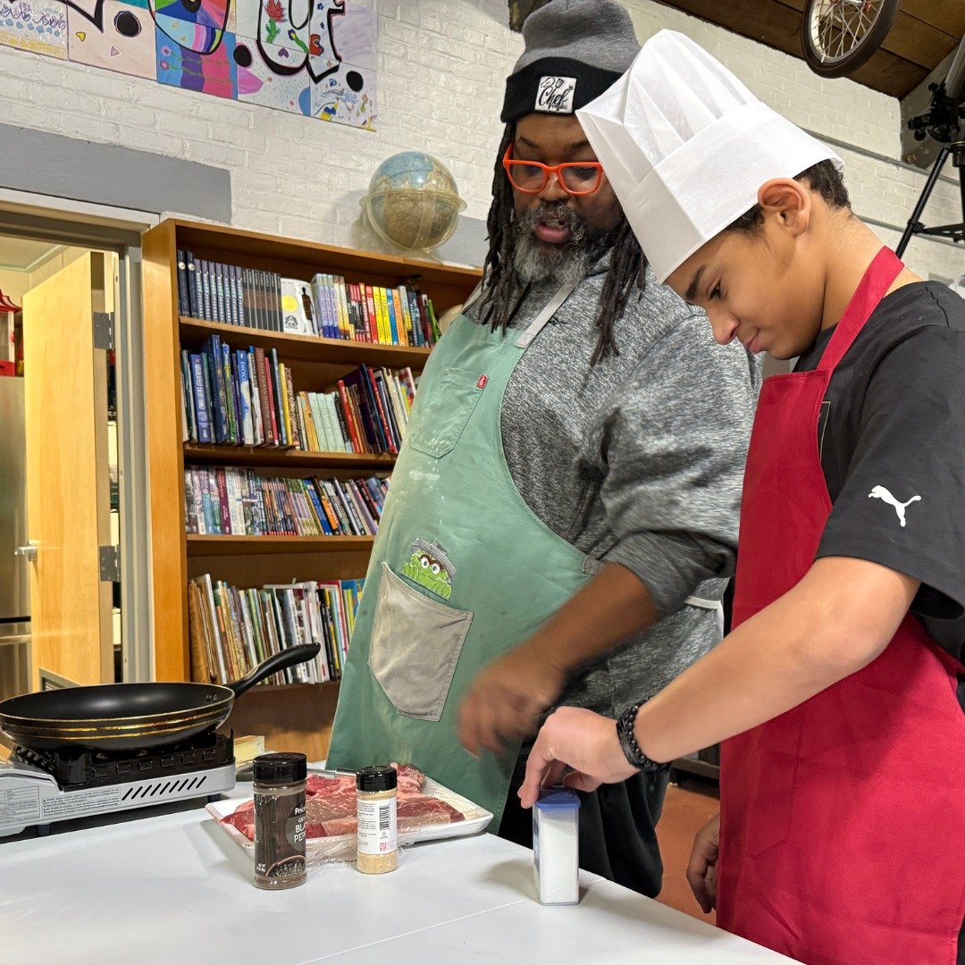 We kicked off our Food For Thought cooking program with youth from @newbedfordpublicschools, and the kitchen was buzzing! 🍽️🔥 When participants said they wanted to learn how to make mac &amp; cheese and steak, guest chef Brandt Nimtz of @chefsmalls