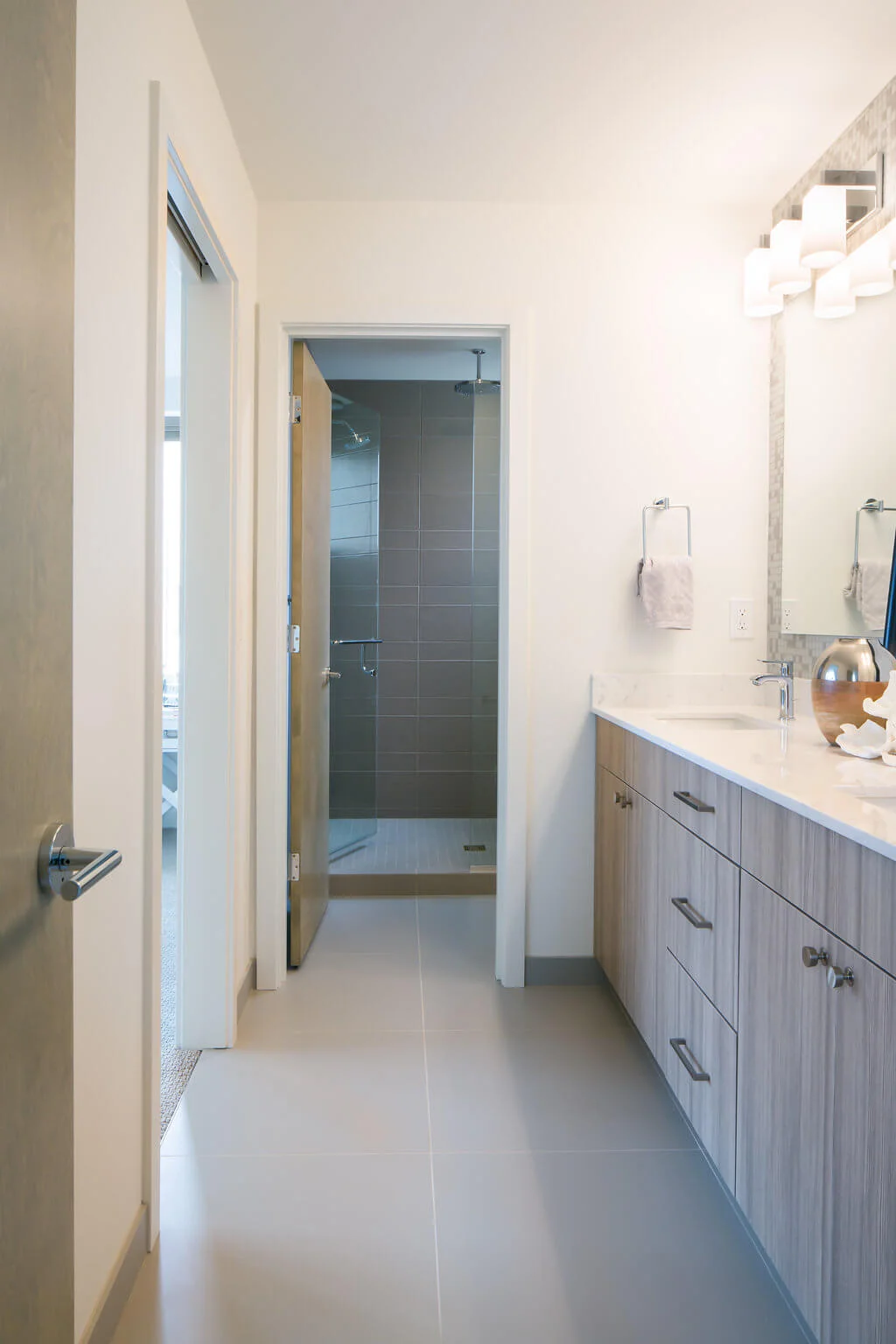 PineappleID-CapitolHill-masterbath-.jpg