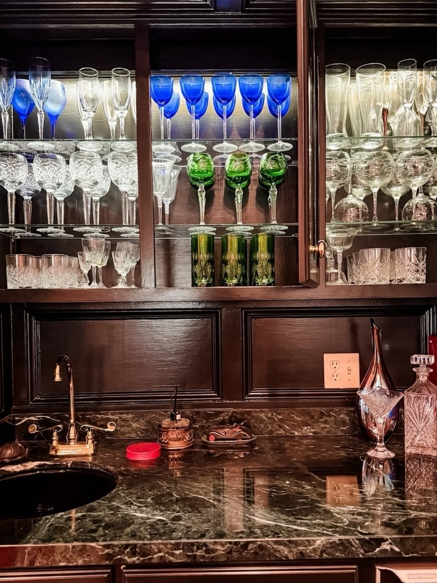 Kicking off the weekend with a beautifully stocked bar that takes you from Friday Night Lights to Sunday Night Football entertaining with ease! 
⠀⠀⠀⠀⠀⠀⠀⠀⠀
Cheers, friends! 
⠀⠀⠀⠀⠀⠀⠀⠀⠀
Who are you rooting for this weekend? 🏈
