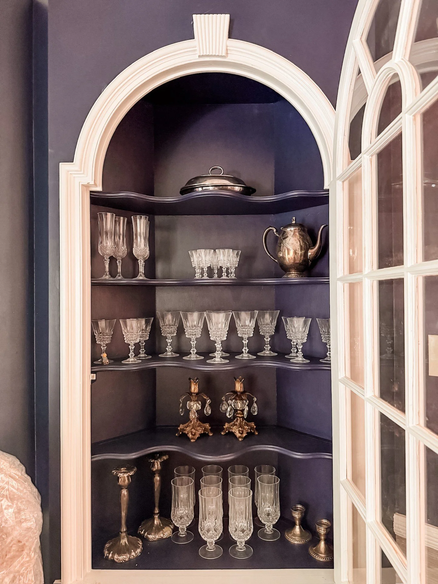 Case of the Monday Blues?! We're swooning over this cabinet and the fine heirloom pieces on display 😍 

Are you team bold color or keep it in neutral?