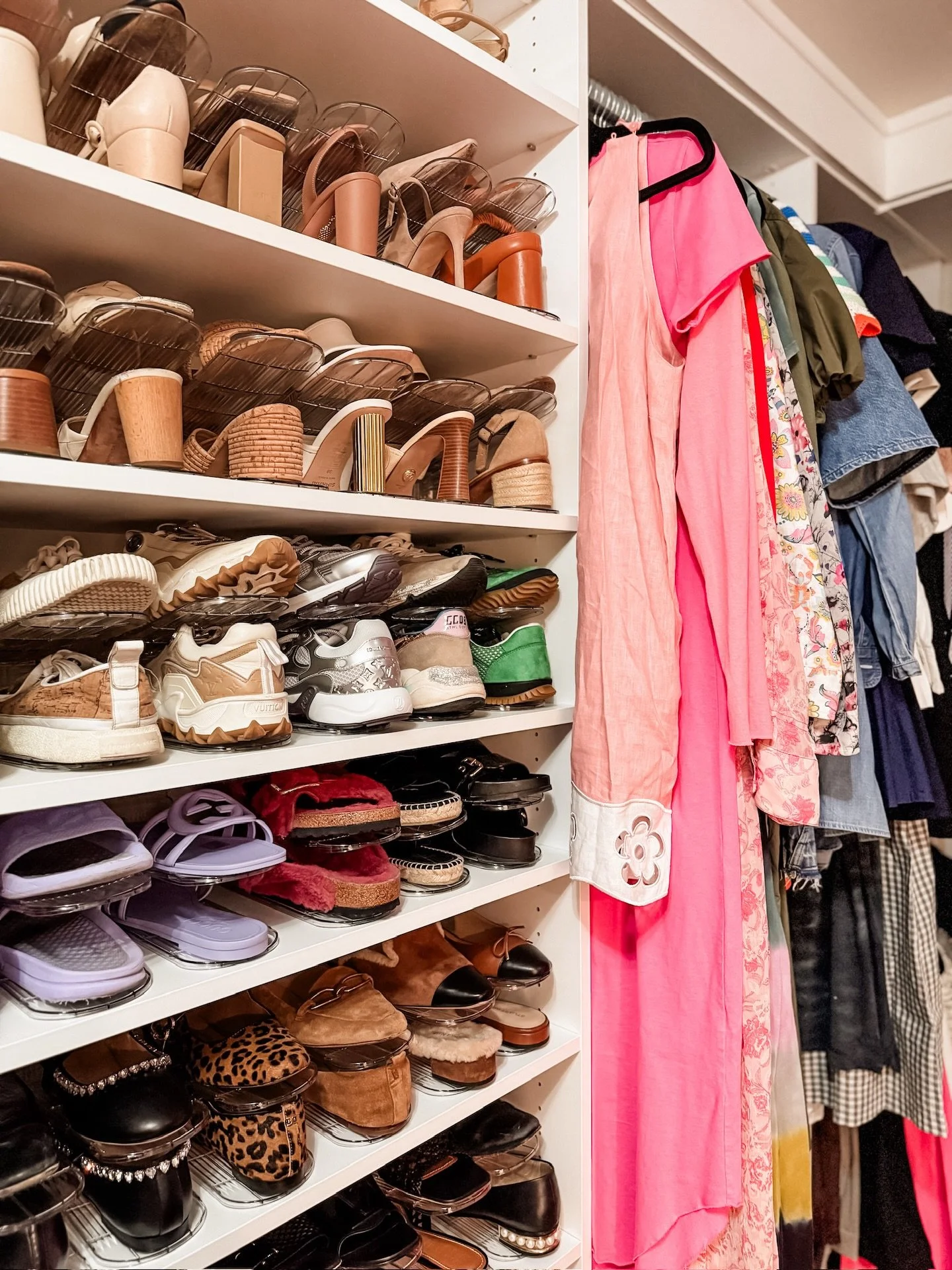 The power of an edit session! 
⠀⠀⠀⠀⠀⠀⠀⠀⠀
This primary closet got a facelift and maxed out shoe storage with some new product, a shoe lovers dream. 😍 
⠀⠀⠀⠀⠀⠀⠀⠀⠀
We&rsquo;ve linked all of our favs for you over on @ltk
