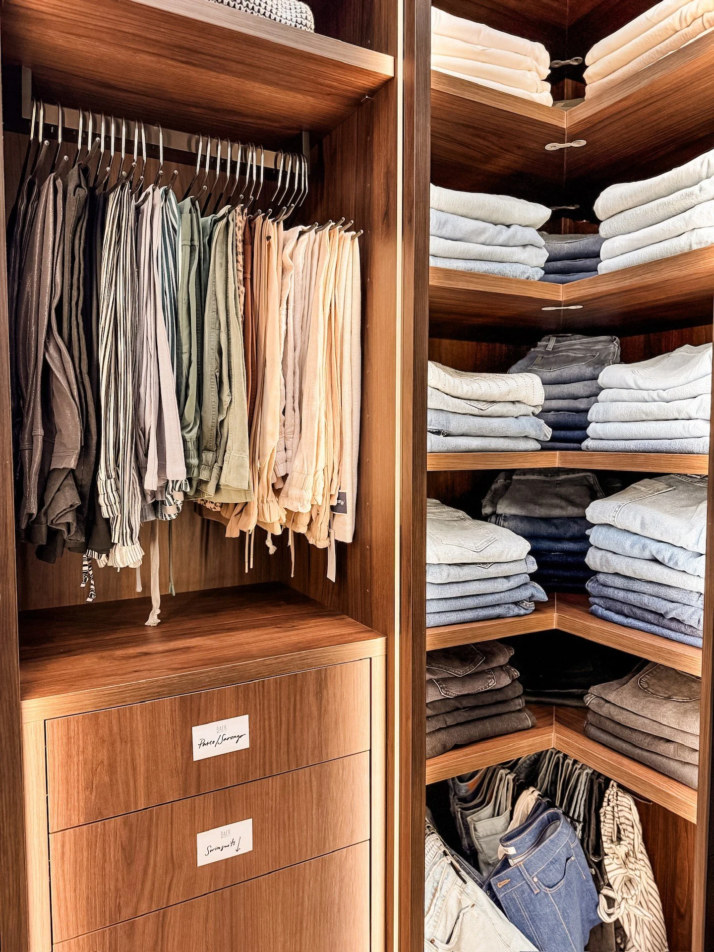 A moment for the lighting, each swipe will have you swooning!

Cabinetry: @docaindianapolis