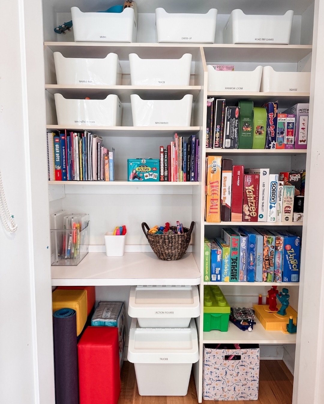 We like big bins and we cannot lie! 
⠀⠀⠀⠀⠀⠀⠀⠀⠀
Because when kids can see it, grab it, and put it back, playrooms practically organize themselves!
⠀⠀⠀⠀⠀⠀⠀⠀⠀
A few of our go-to playroom organizing tips:
⠀⠀⠀⠀⠀⠀⠀⠀⠀
✔️ Use large, clearly labeled bins to s