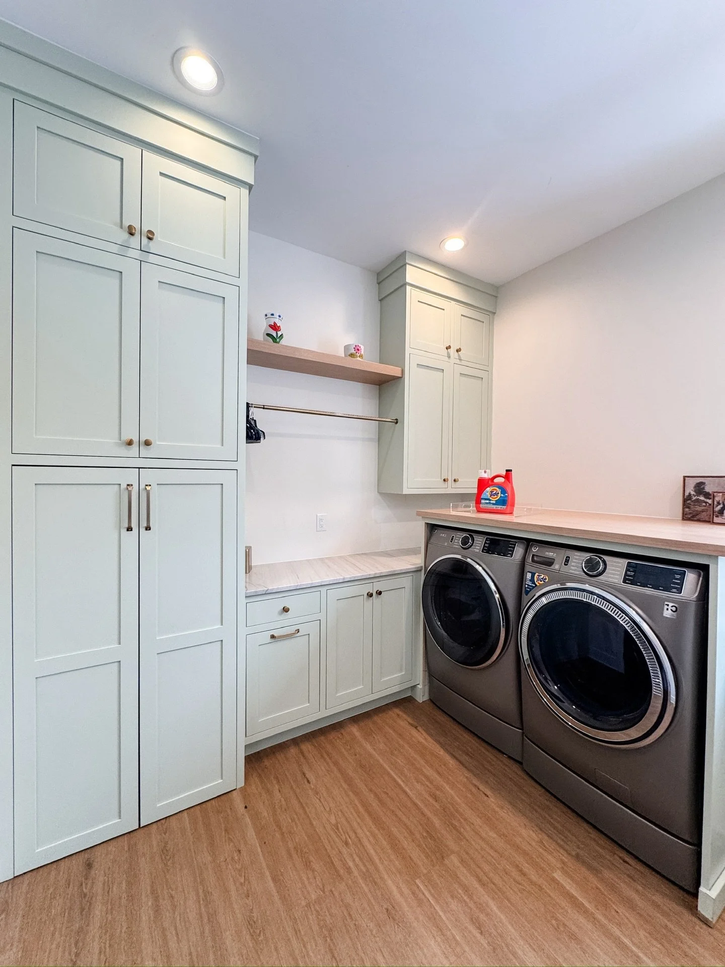 Laundry rooms rarely get the love they deserve, and yet we spend so much time in them. We&rsquo;re talking loads upon loads every week and we know you&rsquo;re in the same boat. 
⠀⠀⠀⠀⠀⠀⠀⠀⠀
It was time to optimize + maximize the flow so that this beau