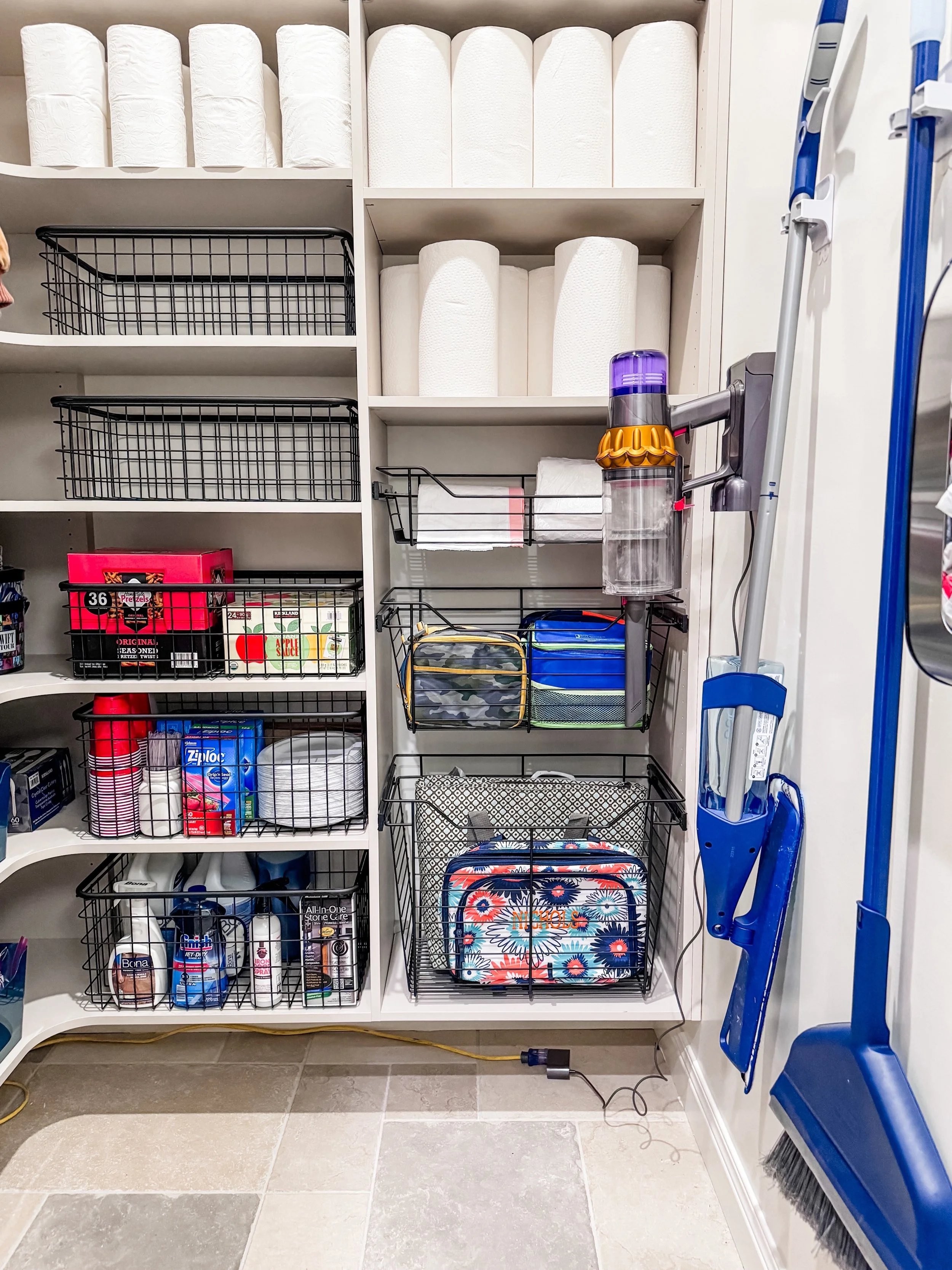 Peep this utility closet that is ready to pick up spills! And there is space to grow into it, which is always a win. 🏆