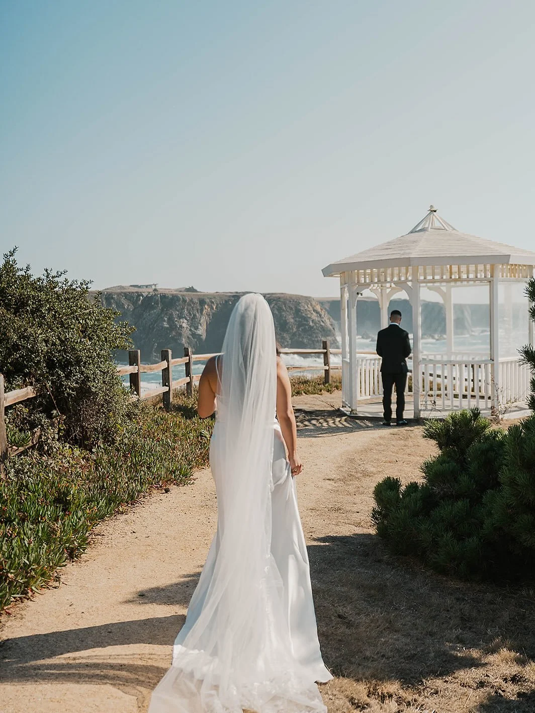Some of my favorite moments from @kathhyxo and @reggiechriss&rsquo; wedding day at @theheritagehouseresortandspa. 

Which photo is your favorite?

#mendocinowedding #mendocinophotographer #heritagehouseresort #mendocinoweddingphotographer #weddingpup