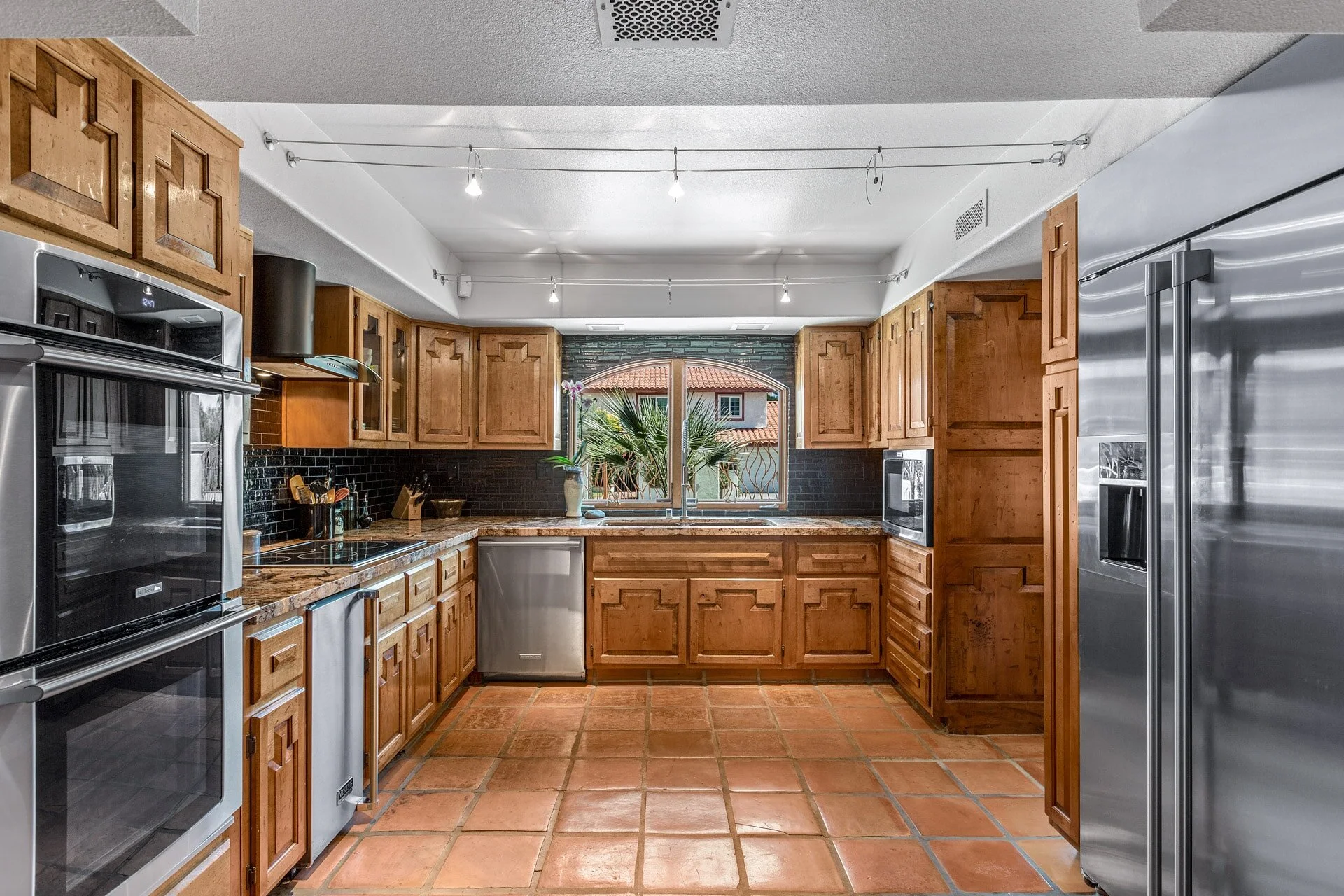 1604beckecir 11-min.jpg