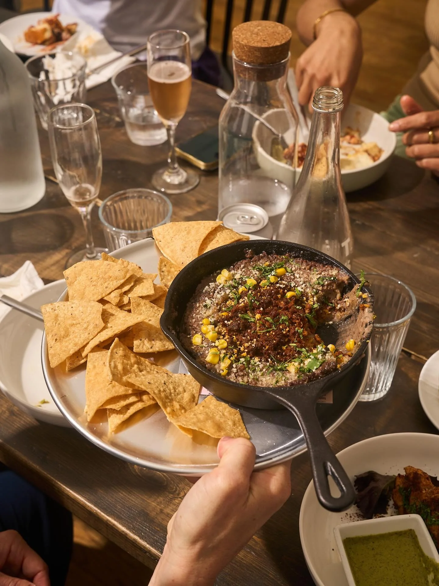 Anafre Hondure&ntilde;o 🇭🇳 Our newest menu item. Refried black beans and melted cheese topped with housemade lamb chorizo and served with corn tortilla chips. Happy Friday, y&rsquo;all.

📸 @winstonqzhou