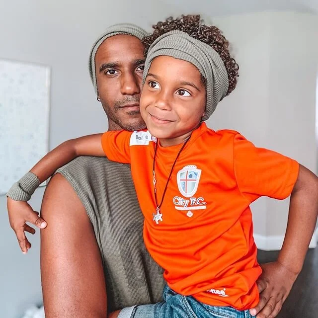 En esta casa cortamos t-shirts viejos para hacernos headbands 💁🏾&zwj;♂️💁🏾&zwj;♀️💁🏾&zwj;♂️💁🏾&zwj;♀️#LaCasaDeLasHeadbands
Ah, y Z se pone su tshirt de @cityfcrd para practicar en el patio!! @davidfernandez07