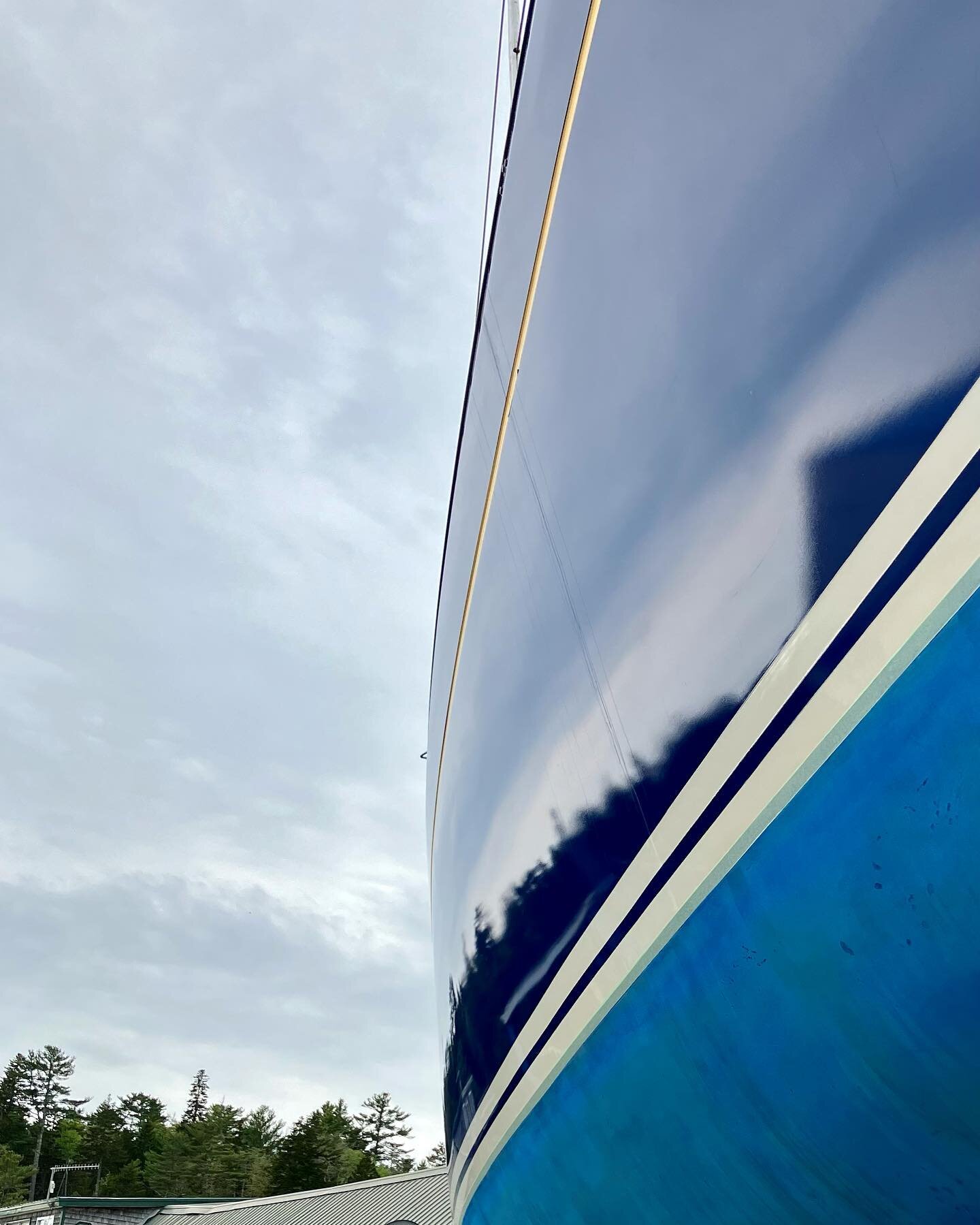Grey skies on blue. 
Getting ready for summer.
#boatfinishing #hullpainting #maineboatyard #webberscoveboatyards #sailboats #maineboats #fullserviceboatyard #boatlaunching