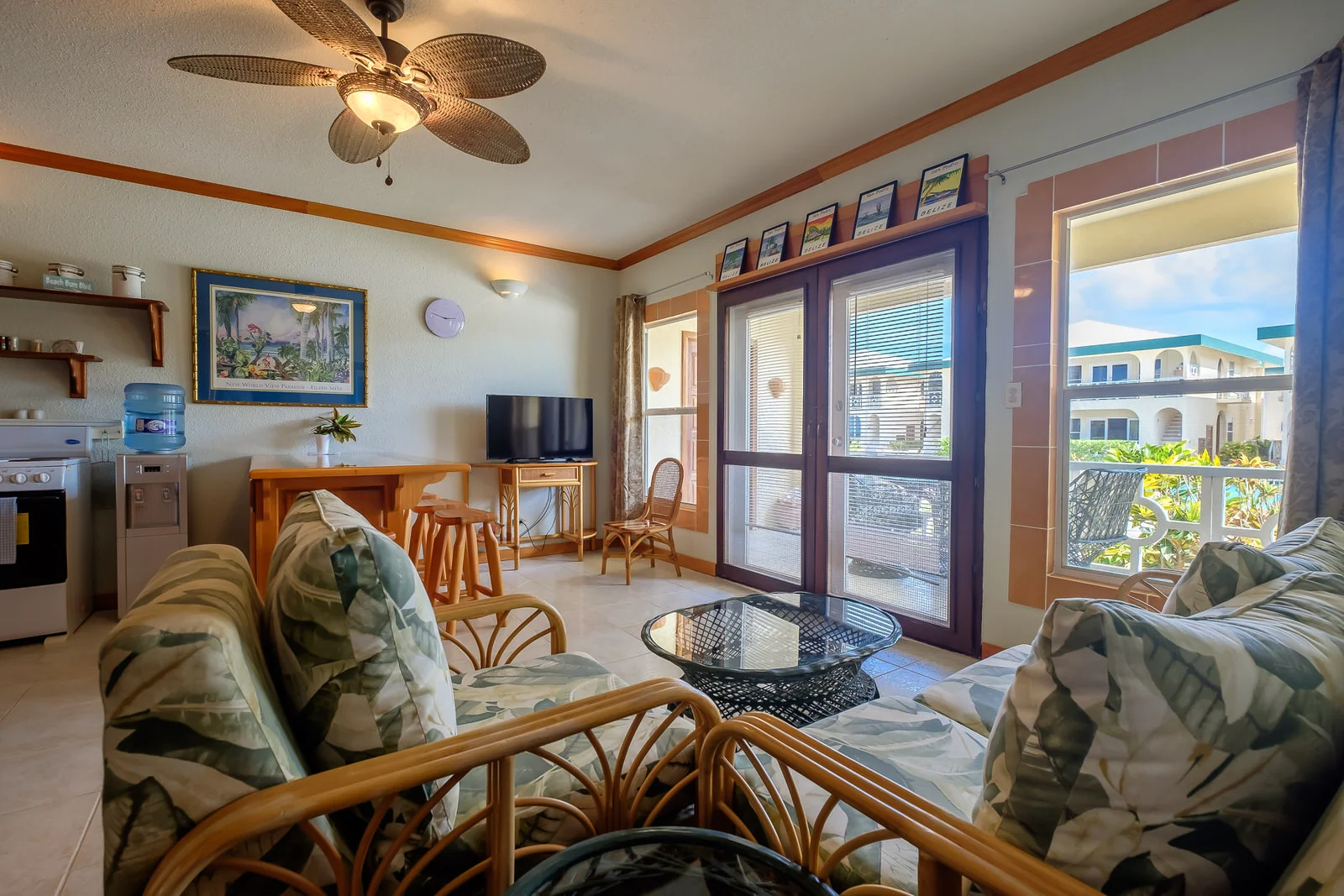 Located minutes away from downtown San Pedro, this condo is in proximity to many restaurants and stores.
