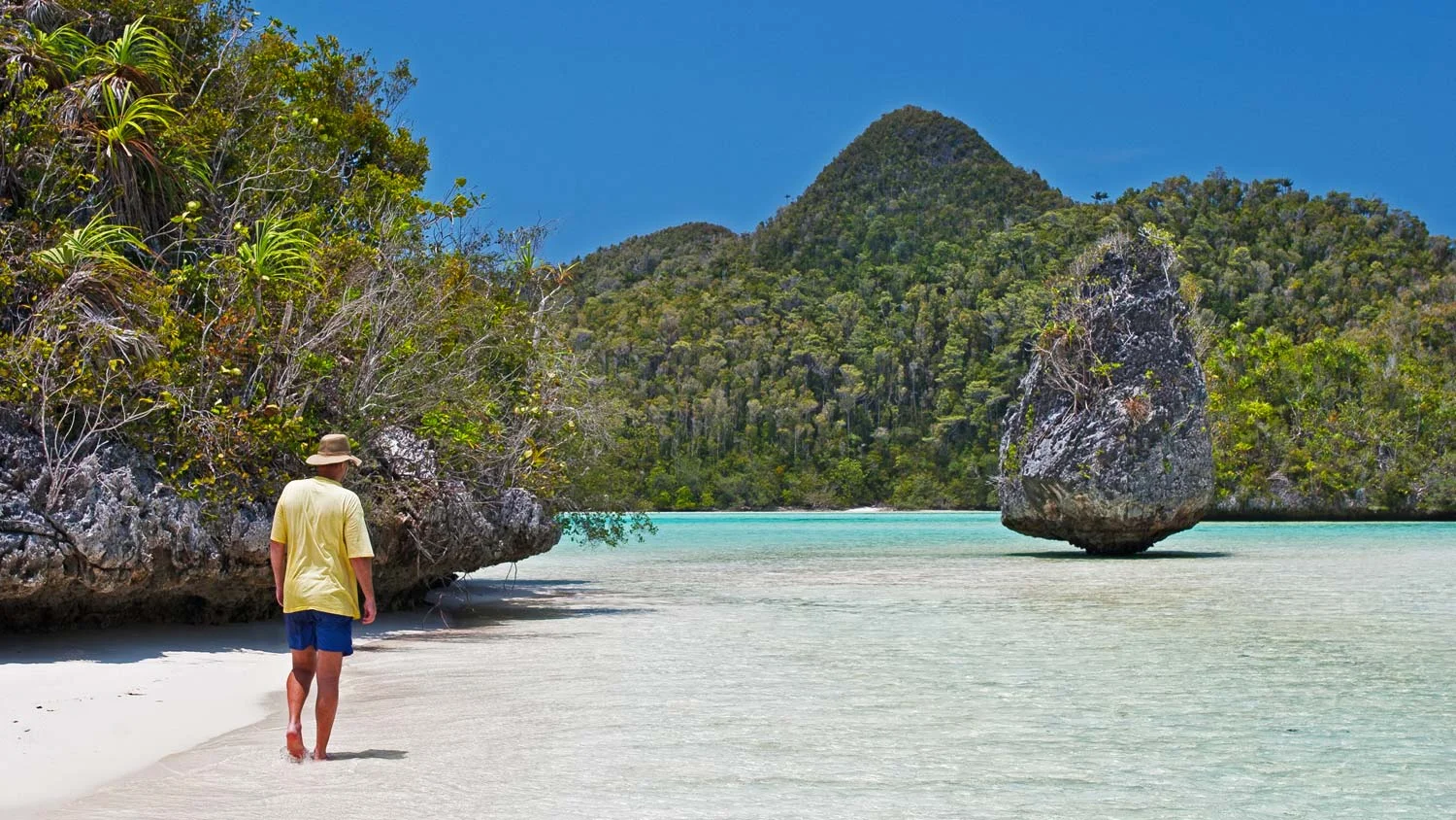 Sand-beach-Wayag-Raja-Ampat.jpg