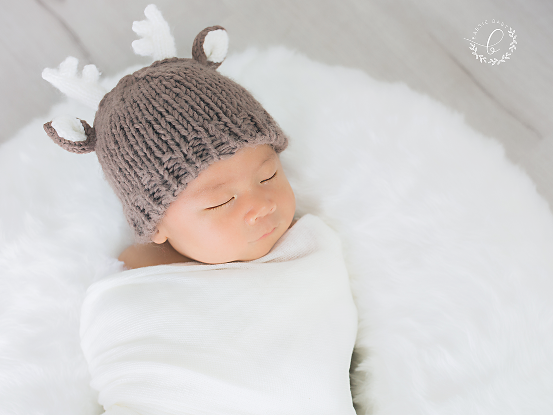 Babsie-Baby-Photography-San-Diego-Newborn-Photographer-15-day-old-korean-baby-boy-Ian-deer-hat.png