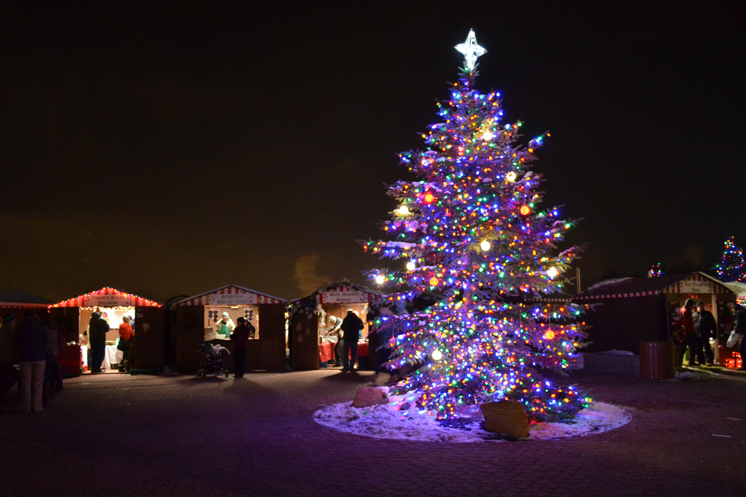 christkindlmarkt-christmas-tree-01.jpg