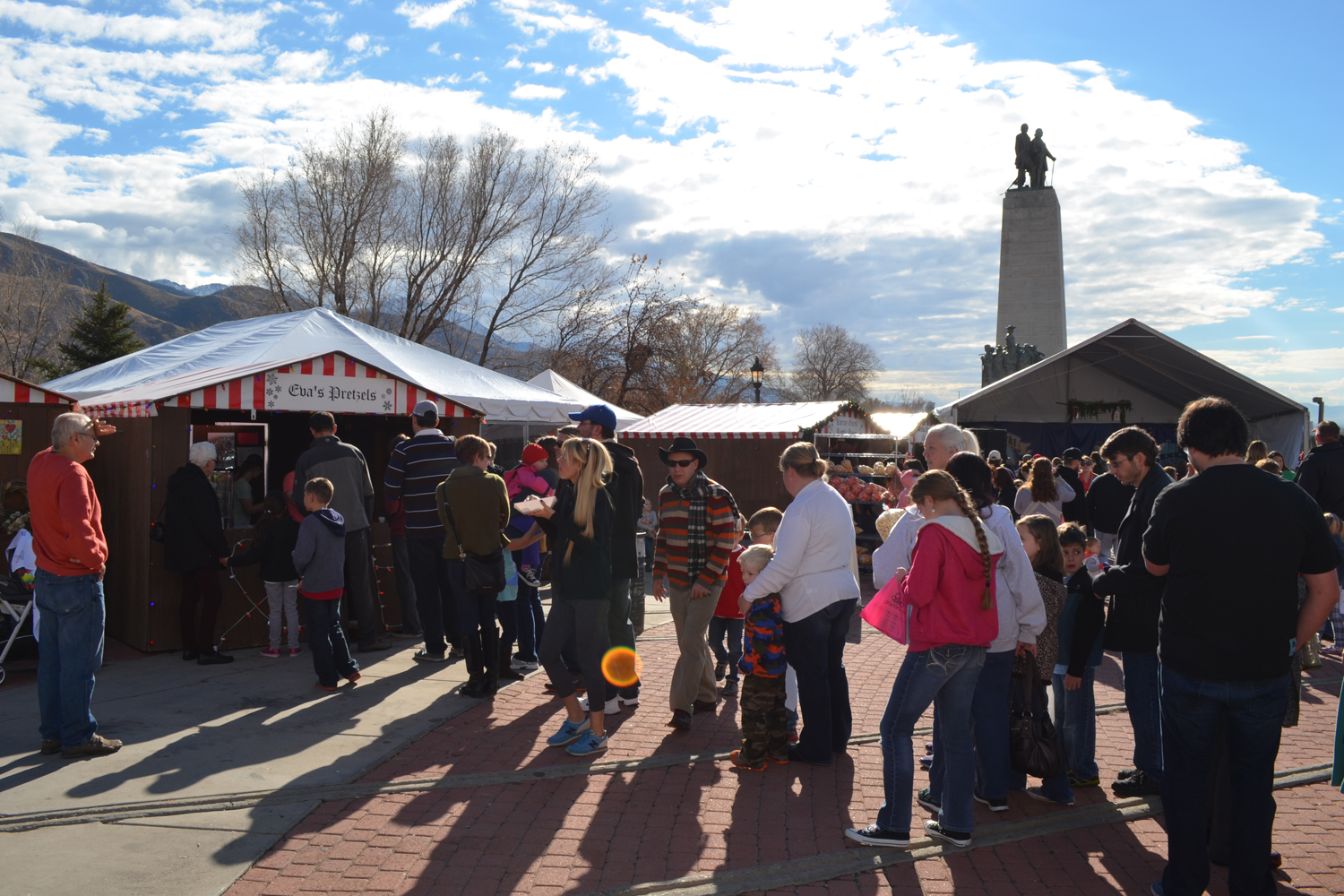 christkindlmarkt-daytime-01.jpg