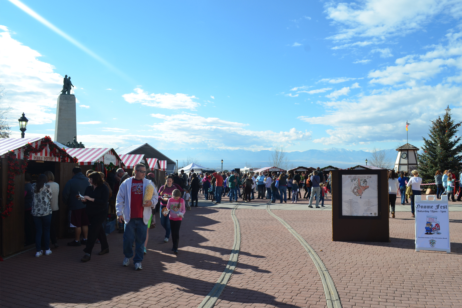 christkindlmarkt-daytime-02.jpg