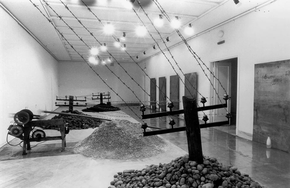 "Suka w dygocie" - instalacja "Dzień dobry" - instalacja Galeria Studio, Warszawa, 1989 Foto. Erazm Ciołek