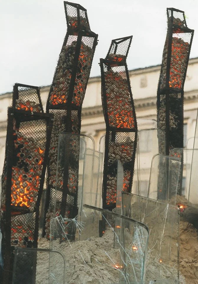 "Śpiew z pożogi" Instalacja do spektaklu w reżyserii i wg scenariusza Olgierda Łukaszewicza Plac Teatralny, Warszawa 1999 Foto. Jarosław Kąkol
