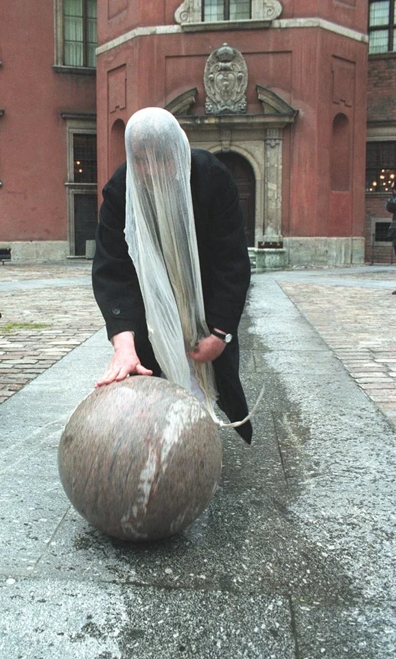 "Porwanie Europy" Akcja rytualna z udziałem Małgorzaty Magier muzyka - A. Mitan Dziedziniec Zamku Królewskiego, Warszawa, 1995 foto. Jarosław M. Goliszewski/EPOKA