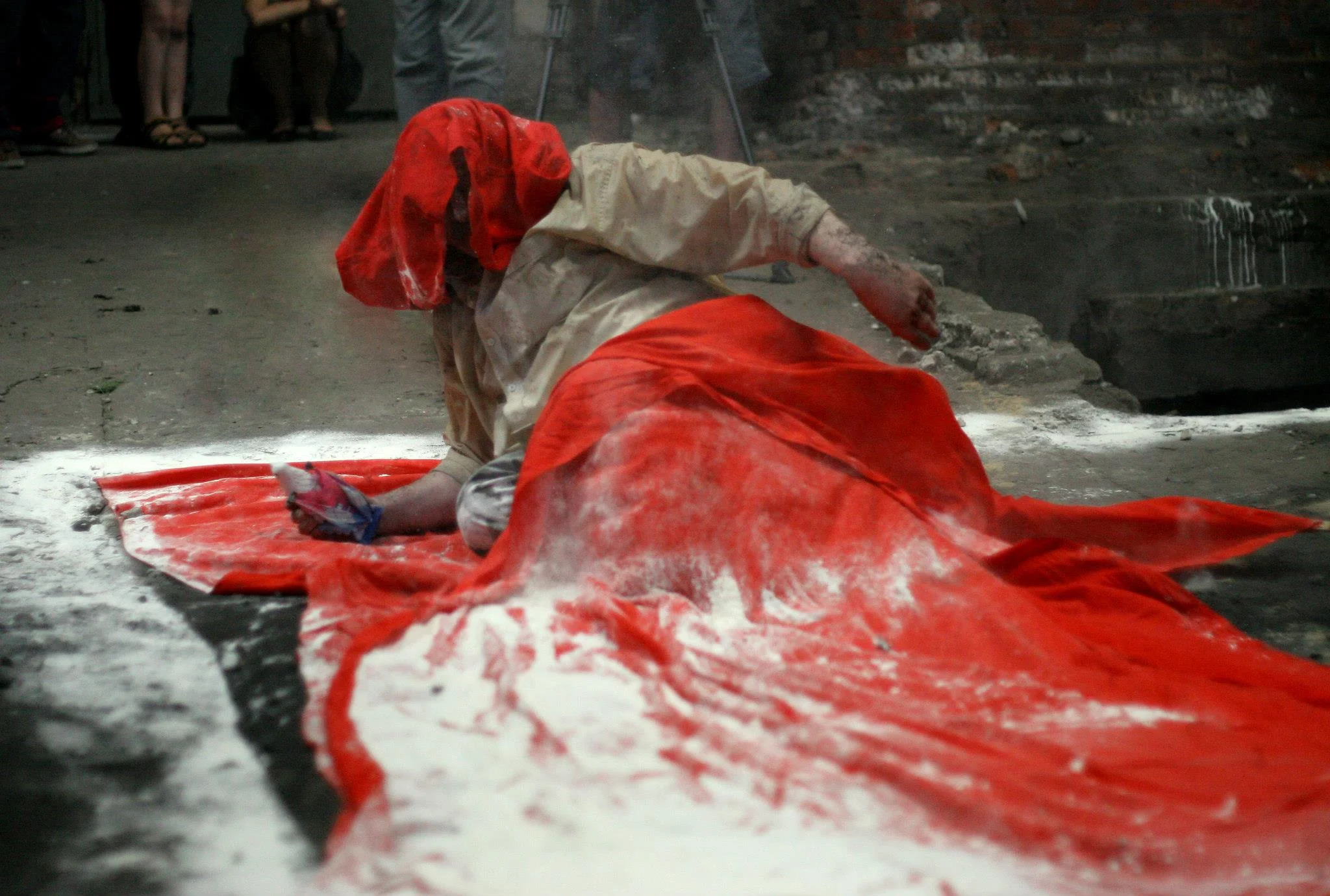 Sarkofag II, instalacja i performance - Powstanie sztuki Radom, 2008, Foto. Marcin Kucewicz