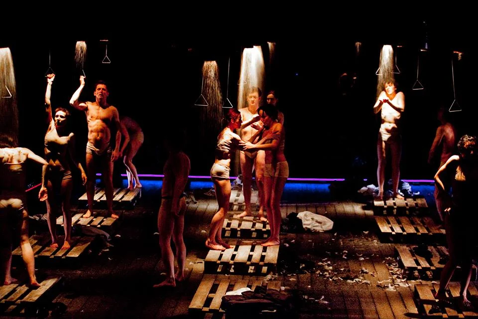 "Osąd" Tryptyk teatralny w wykonaniu Zespołu Wrocławskiego Teatru Pantomimy im. Henryka Tomaszewskiego reżyseria części I - Jerzy Kalina reżyseria części II - Paweł Passini reżyseria części III - Leszek Mądzik Wrocław, 2010 Foto. Bartłomiej Sowa