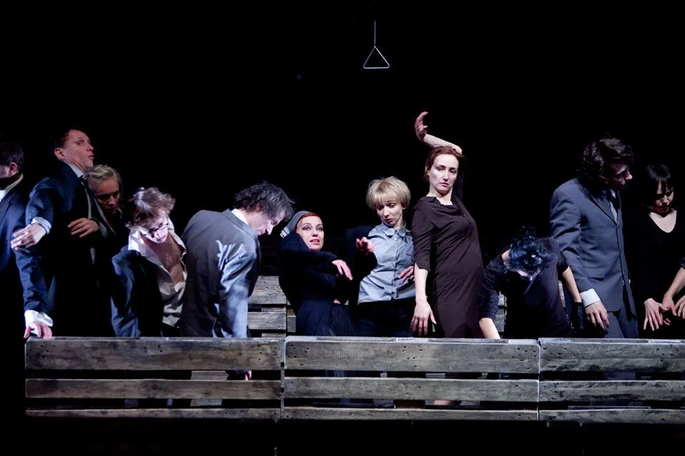"Osąd" Tryptyk teatralny w wykonaniu Zespołu Wrocławskiego Teatru Pantomimy im. Henryka Tomaszewskiego reżyseria części I - Jerzy Kalina reżyseria części II - Paweł Passini reżyseria części III - Leszek Mądzik Wrocław, 2010 Foto. Bartłomiej Sowa