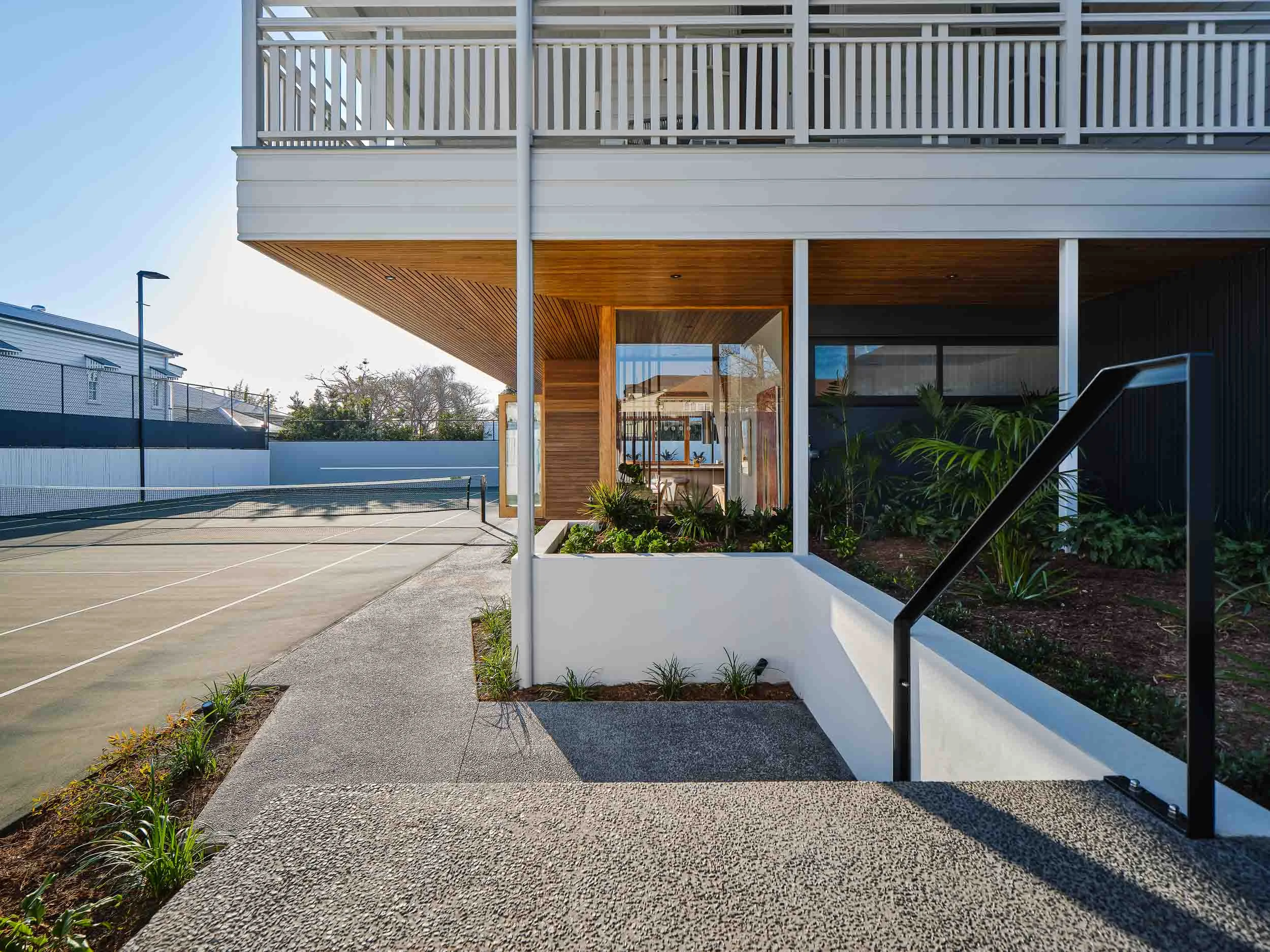 The new entry focusses on the tennis court as well as the house